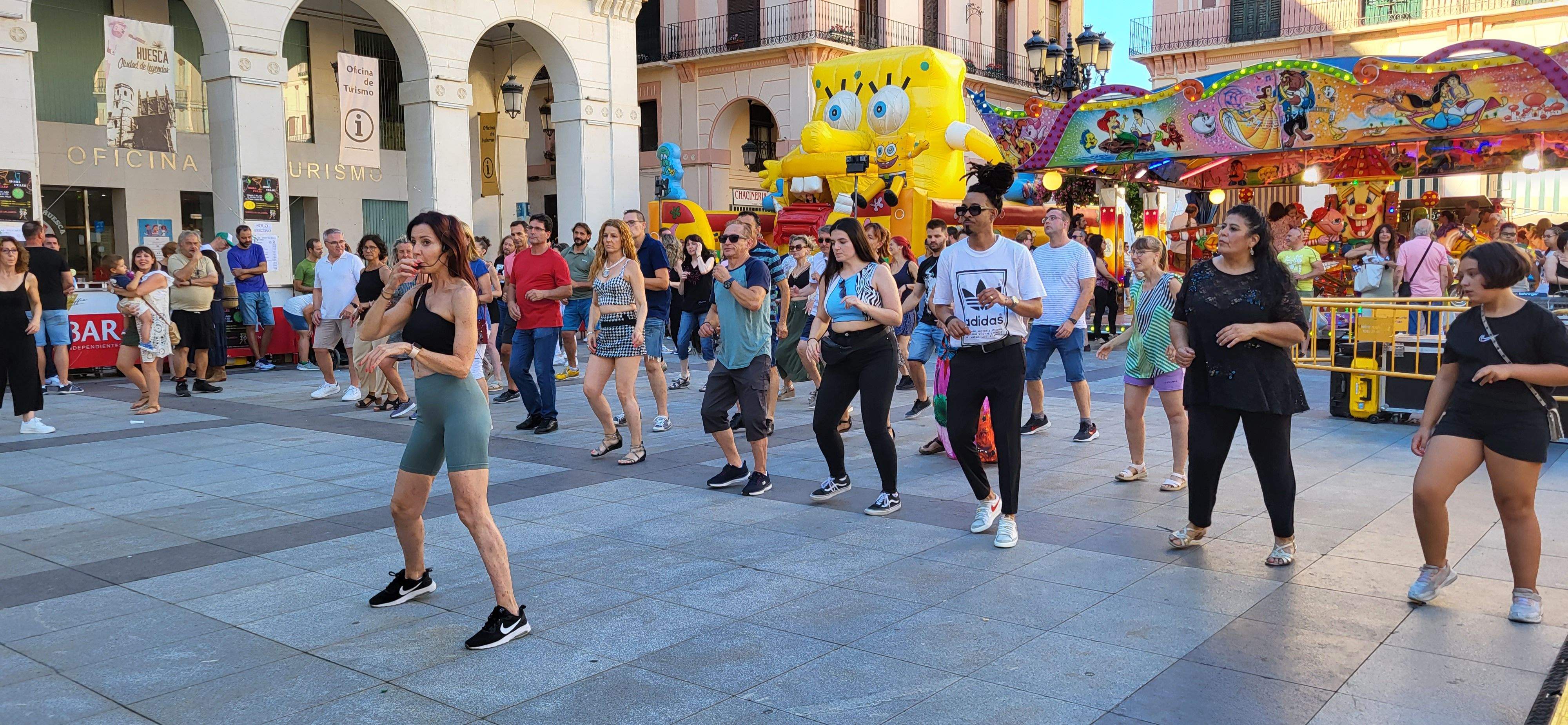 Salsa y bachata en la plaza López Allué de Huesca. Foto Myriam Martínez 