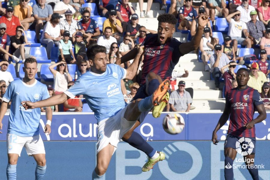 Kevin, protagonista en Twitter, remata ante el Ibiza Kevin, protagonista en Twitter, remata ante el Ibiza