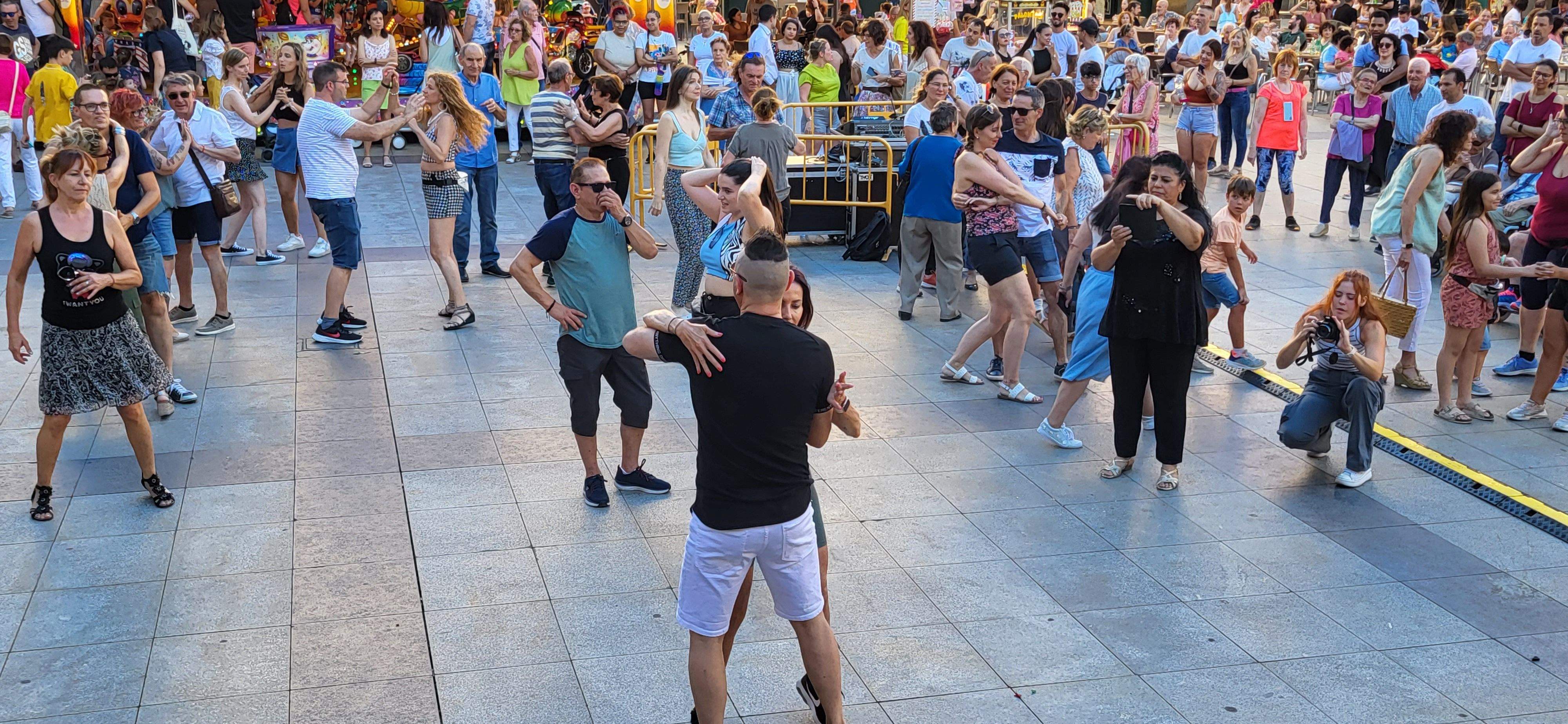 Salsa y bachata en la plaza López Allué de Huesca. Foto Myriam Martínez 