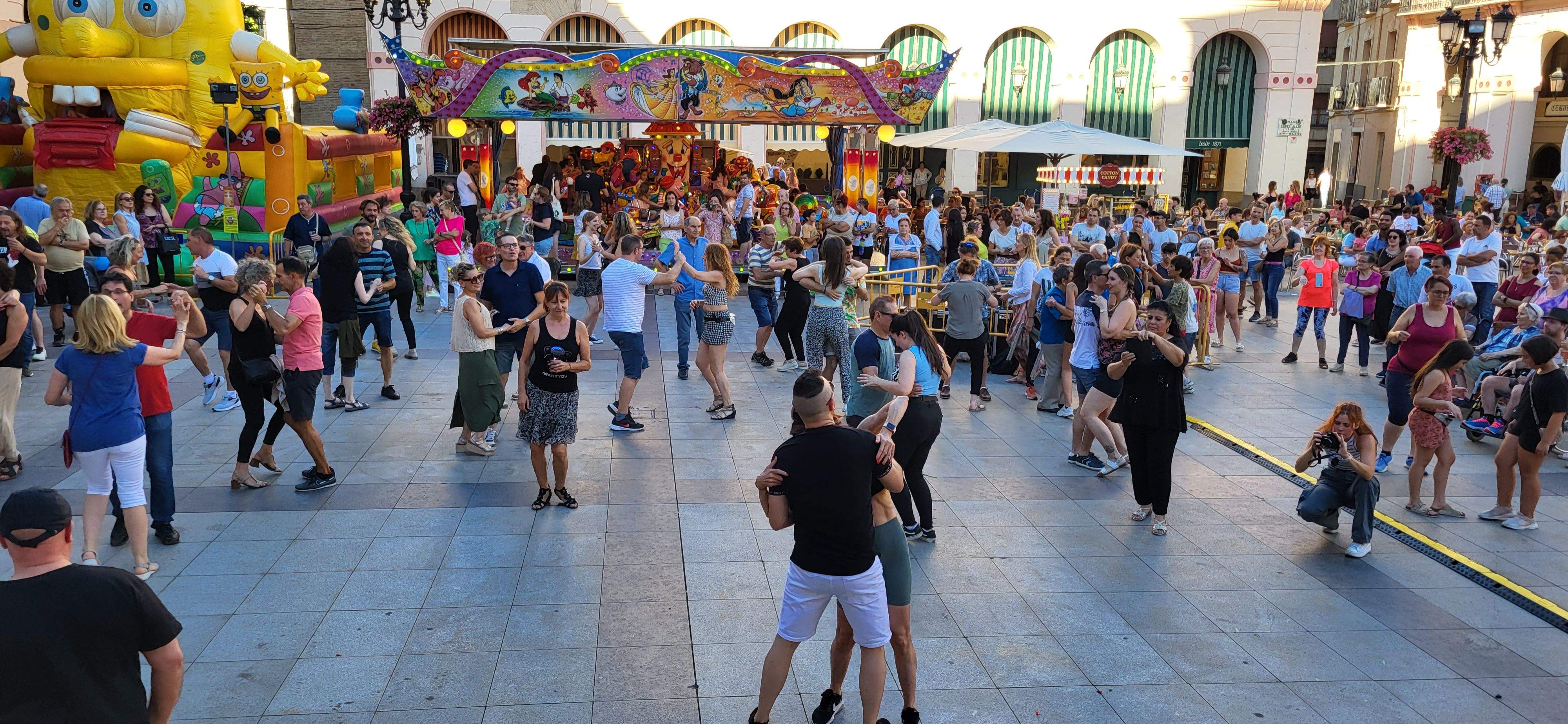Salsa y bachata en la plaza López Allué de Huesca. Foto Myriam Martínez 