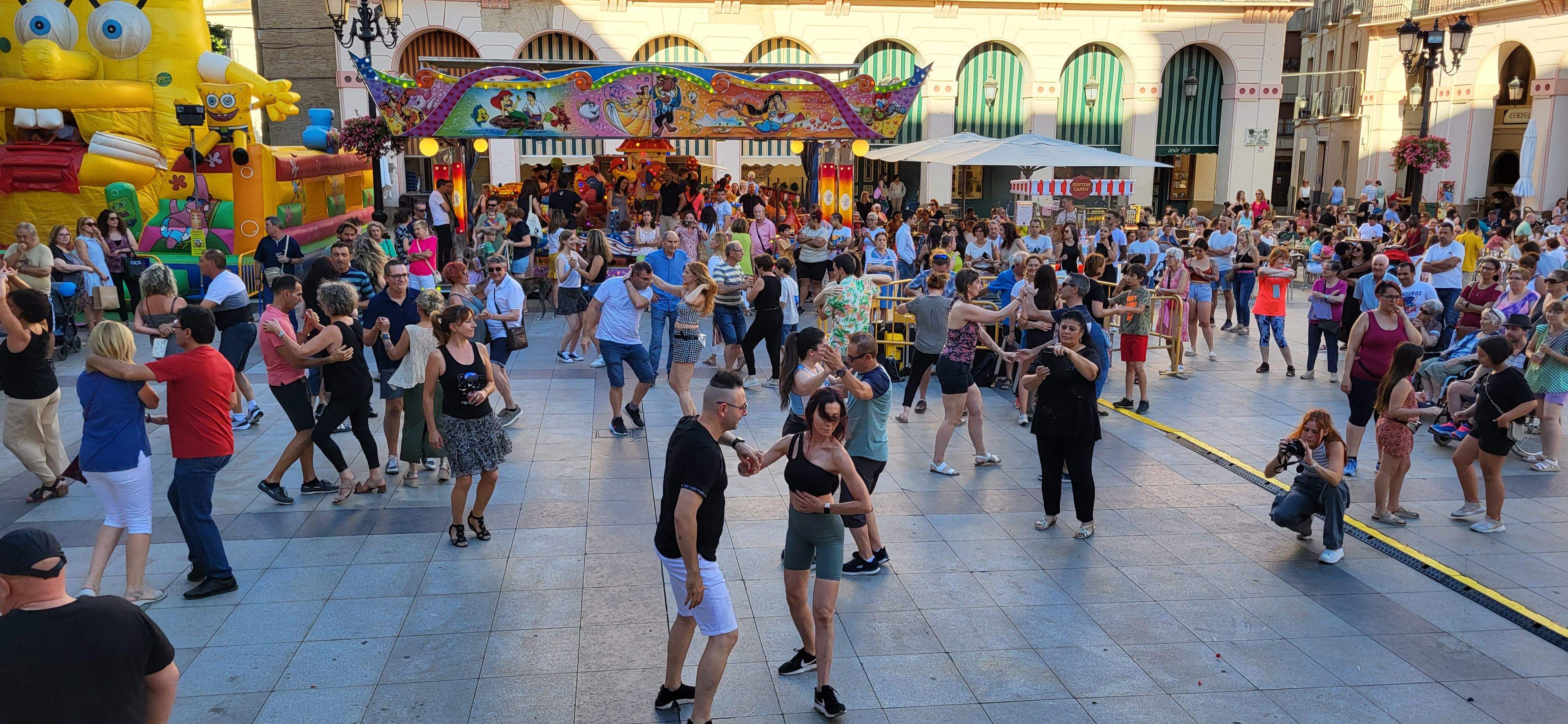 Salsa y bachata en la plaza López Allué de Huesca. Foto Myriam Martínez 