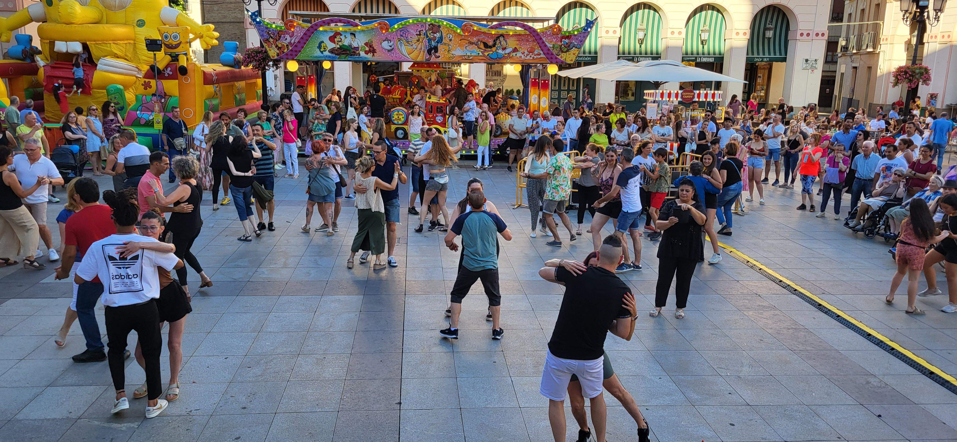 Salsa y bachata en la plaza López Allué de Huesca. Foto Myriam Martínez 