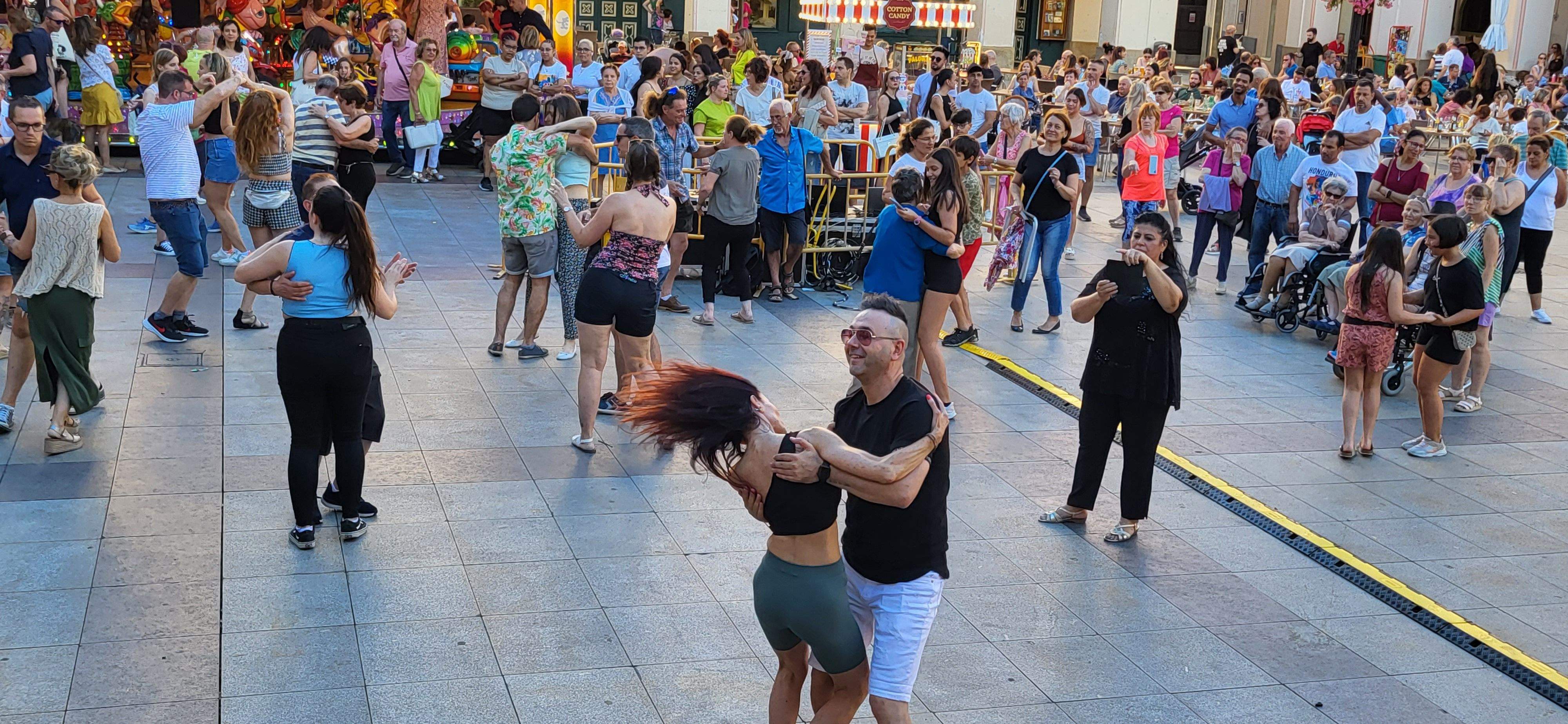 Salsa y bachata en la plaza López Allué de Huesca. Foto Myriam Martínez 