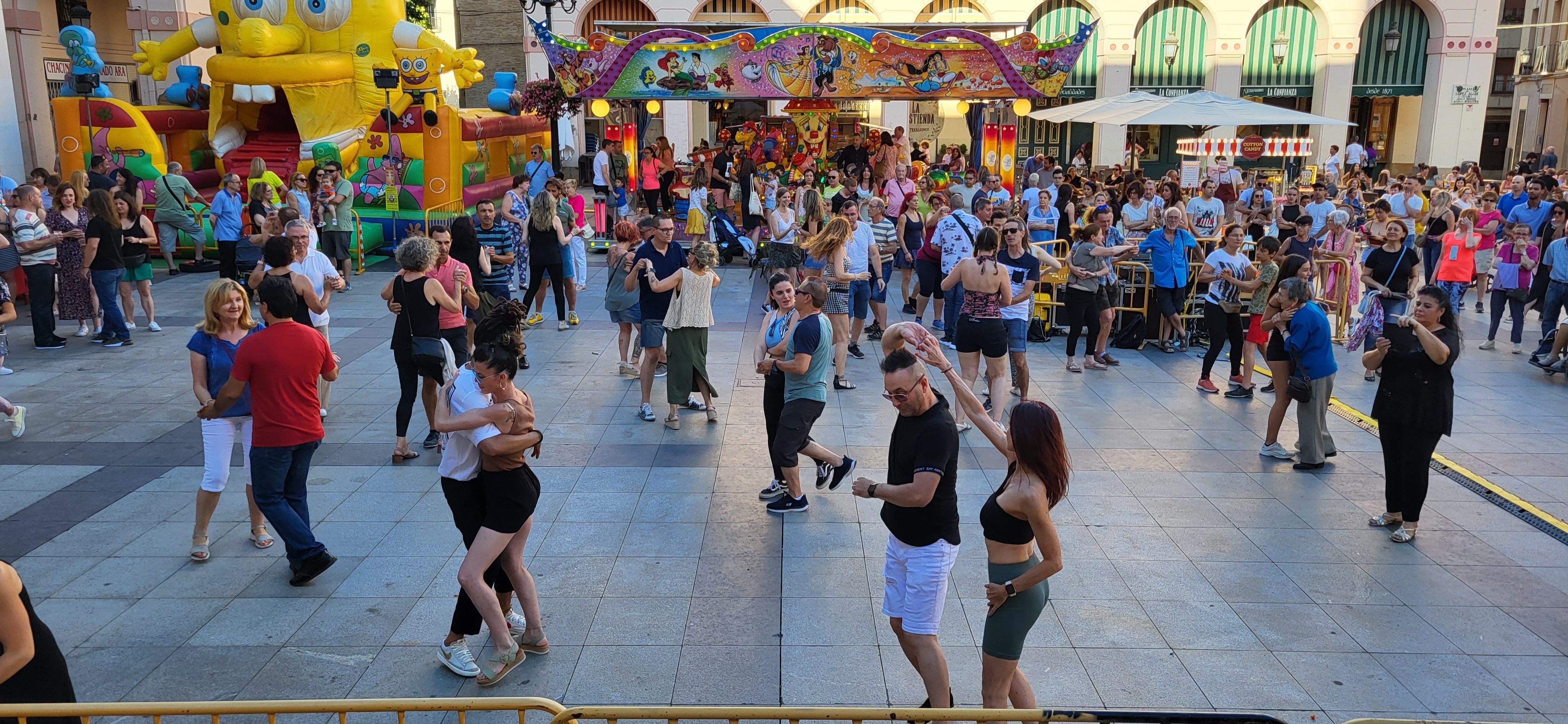 Salsa y bachata en la plaza López Allué de Huesca. Foto Myriam Martínez 