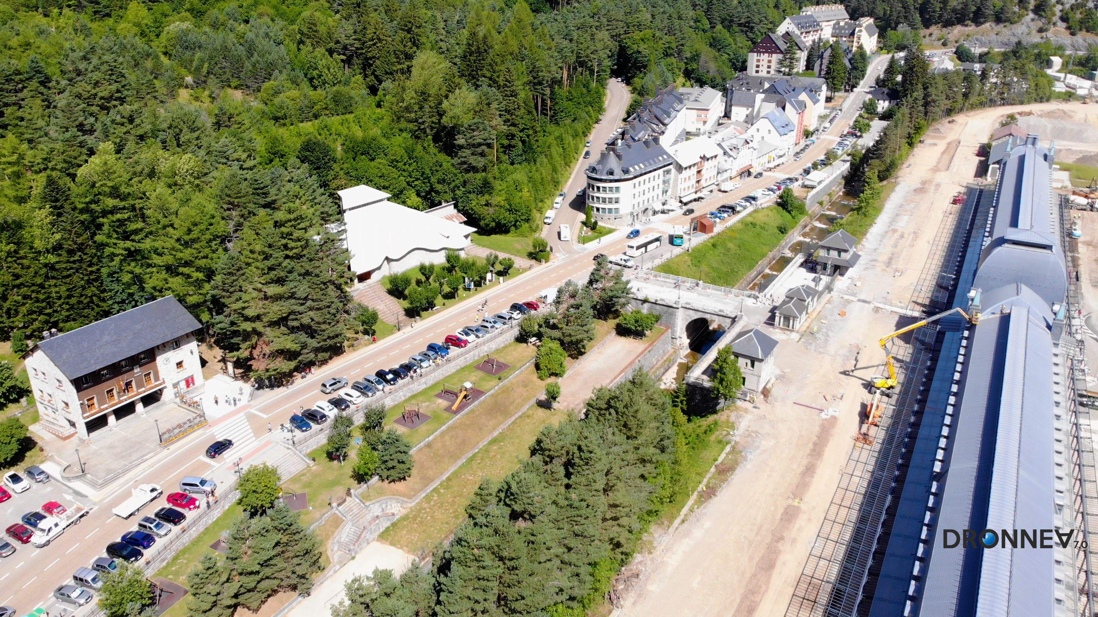 ¿Acaso la imaginación no es realidad? Allí abajo vemos las aduanas. Las historias y los mitos de miles y miles de viajeros. Entusiasmado por la grandeza arquitectónica que, aquí arriba, se antoja perfecta. 