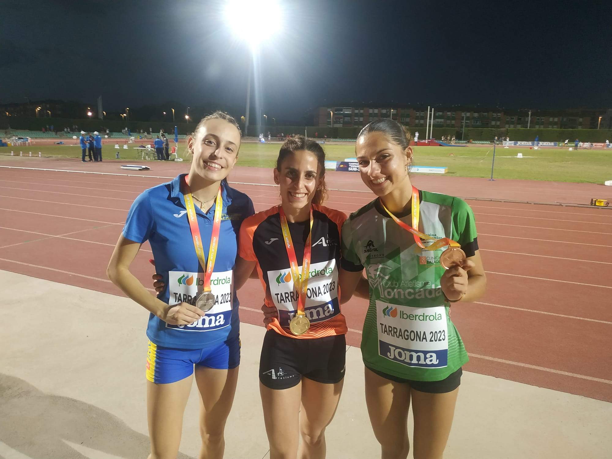 Elena Daniel, en el centro, con sus compañeras de podio.