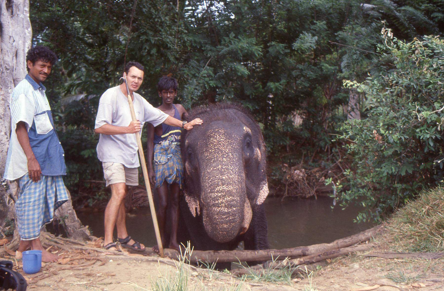 Marco Pascual con un elefante y dos esrilanqueses