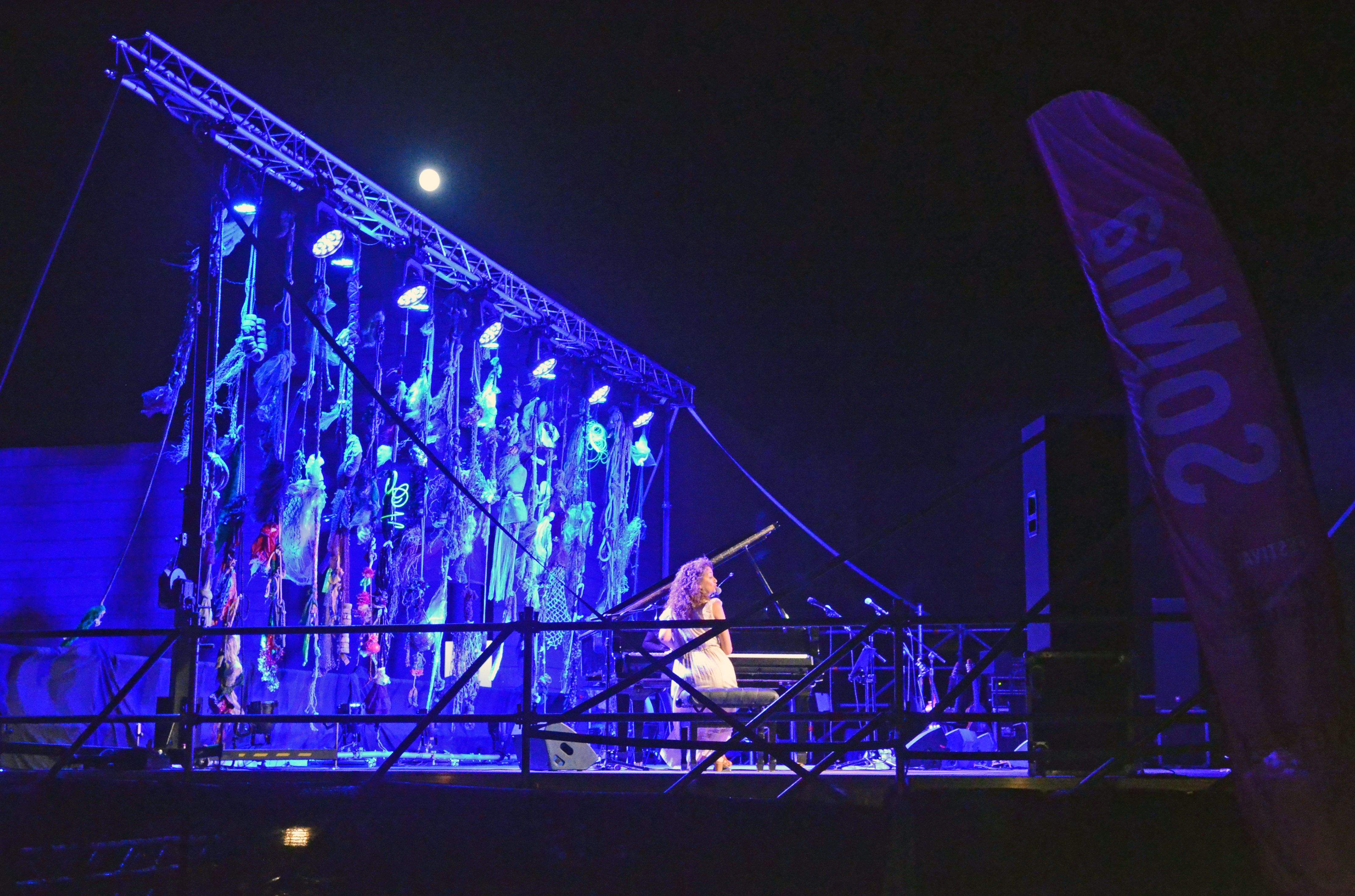 Carmen París al piano