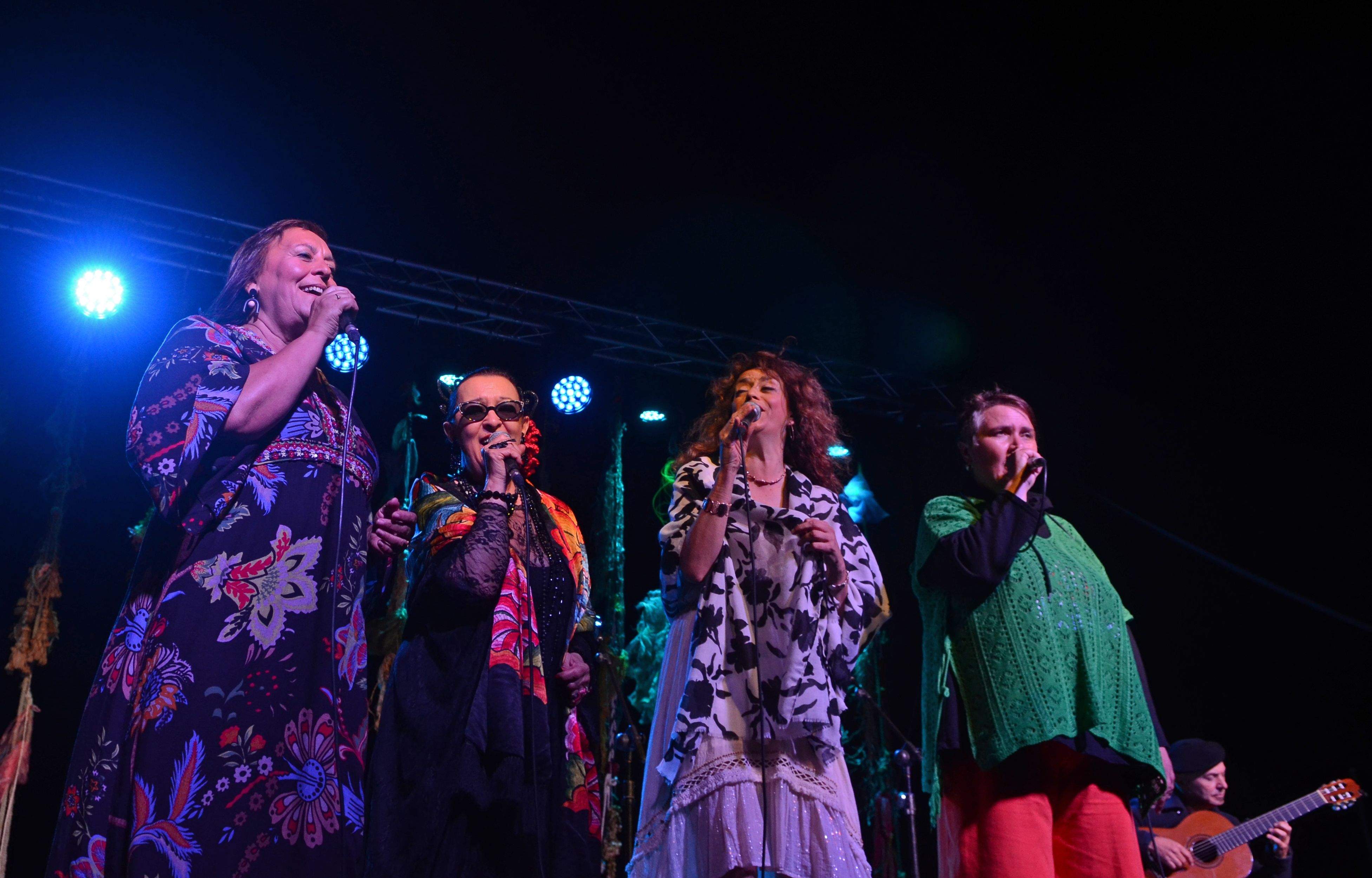 Cuatro amigas en una función única