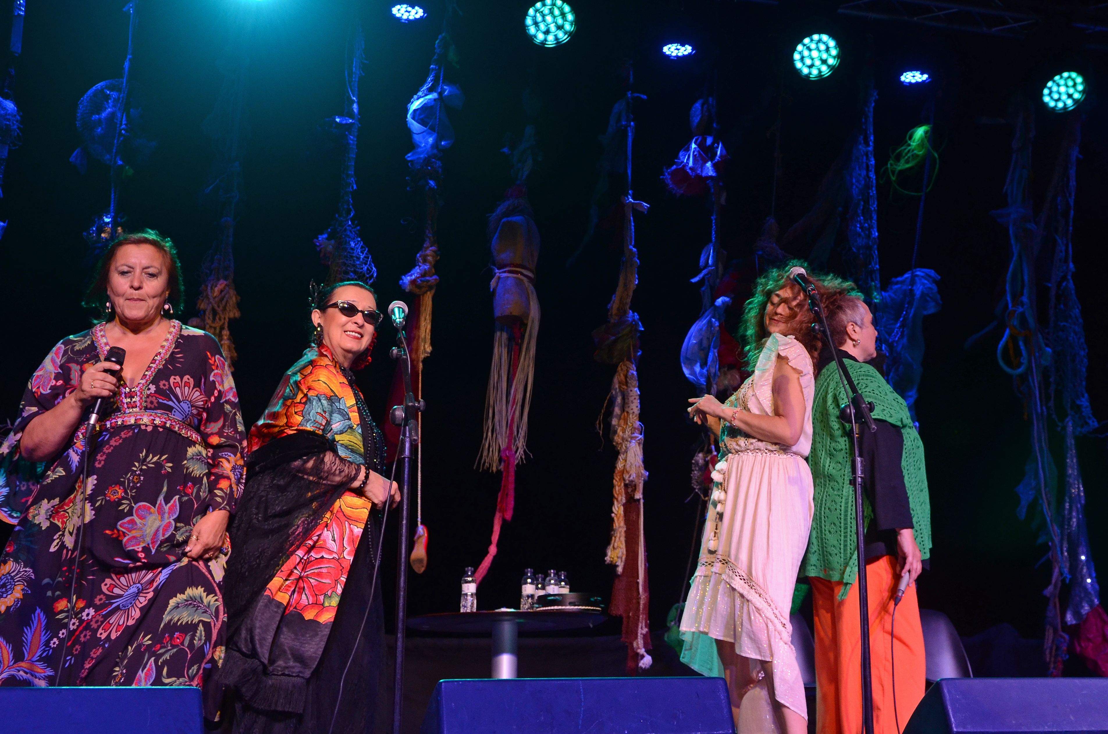 Las cuatro artistazas, enredadas