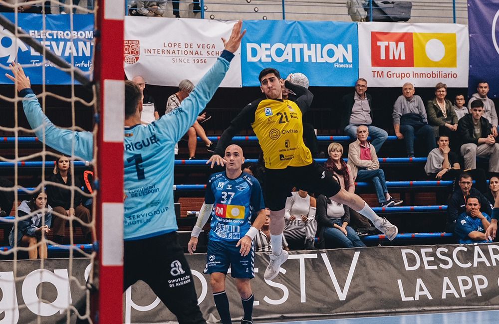 Charly Pérez encara al portero