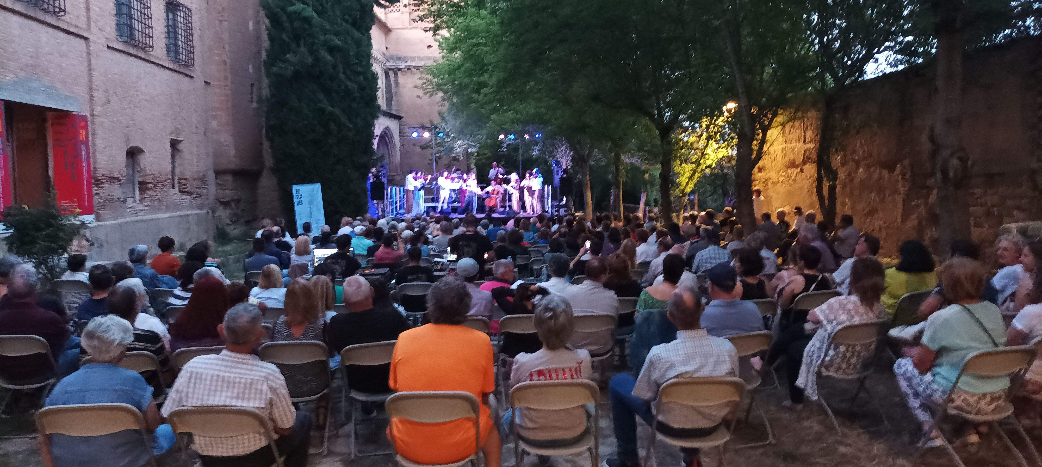 La plaza del Monasterio de Casbas, un escenario increíble para escuchar a la Swing Machine Orchestra