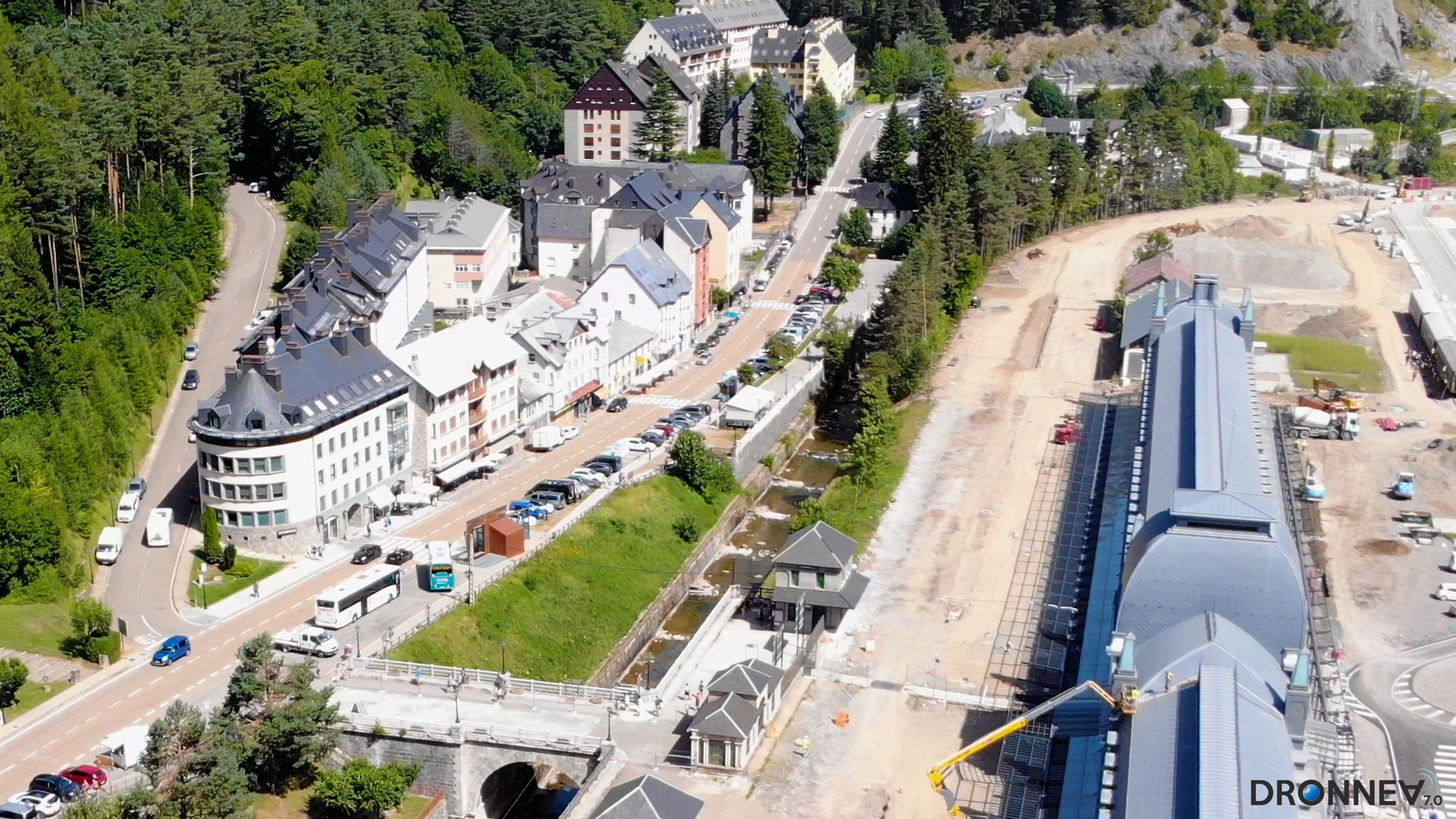 Hoy, la Estación vuelve a lucir. Hoy La Venta del Sotón recrea el menú de 1928 del Lardhy, el Palace y el Ritz. Vino Canfranero nos sabe mejor que el champán. 