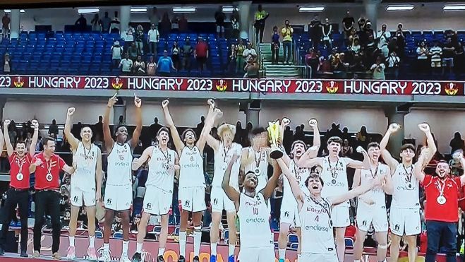 Isaac Nogués celebra con sus compañeros el Mundial Isaac Nogués celebra con sus compañeros el Mundial