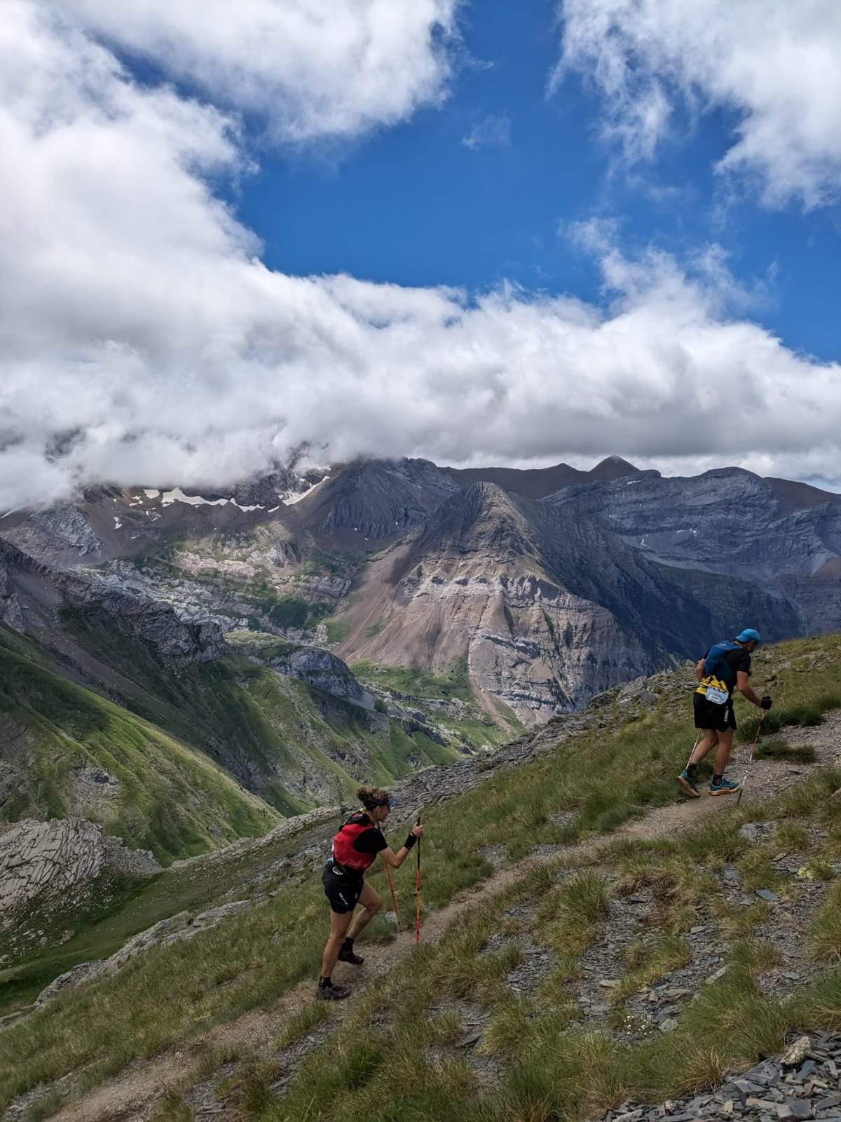 : María Irigoyen (1° absoluta femenina Ultra de Tendeñera 50k) en la subida a Bernatuara.