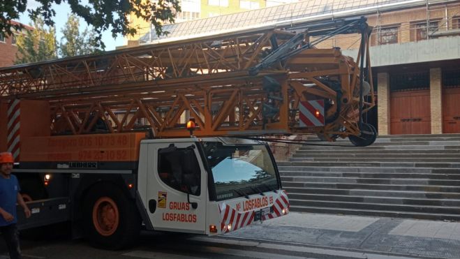 Grúa preparada para la reposición del tejado en la iglesia Grúa preparada para la reposición del tejado en la iglesia