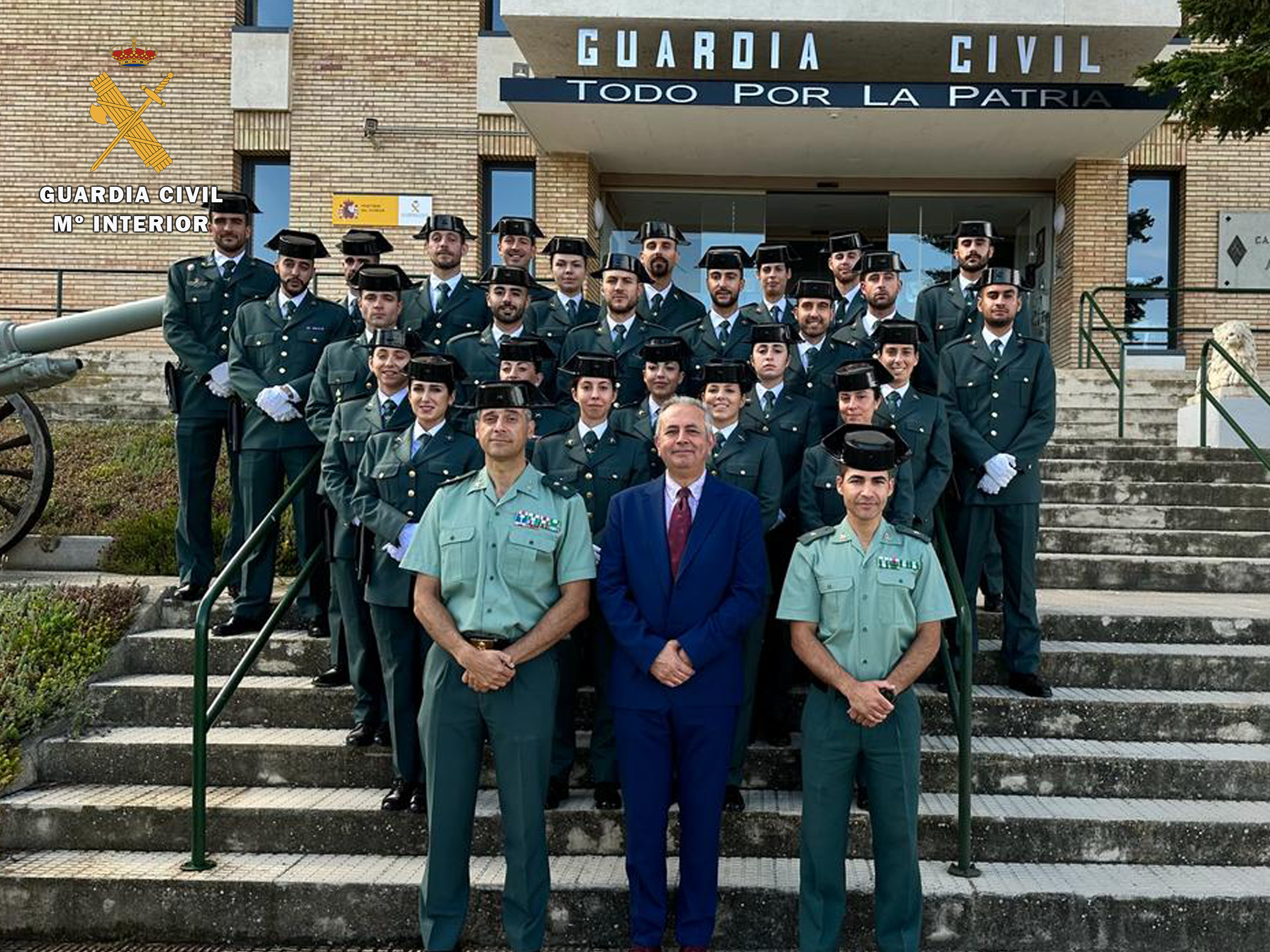 Los guardias civiles con el subdelegado del Gobierno, Carlos Campo, y el teniente coronel Francisco Pulido