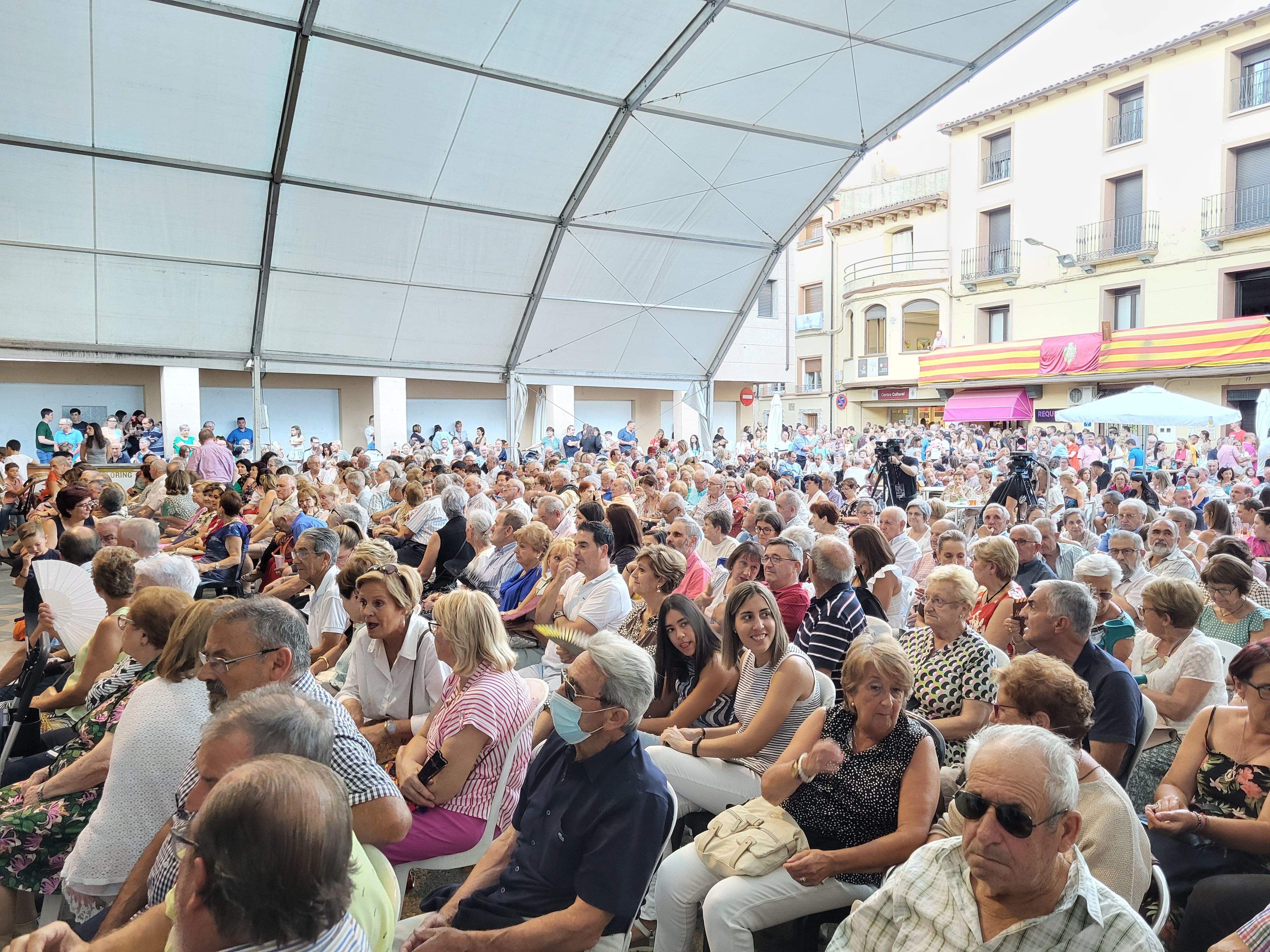 Lleno para ver a los danzantes de Almudévar. Foto Myriam Martínez