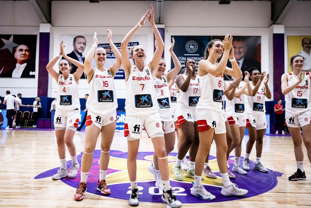 La España de Marina Mata celebra una victoria en el Eurobasket 2023 de Turquía. Foto: @BaloncestoESP