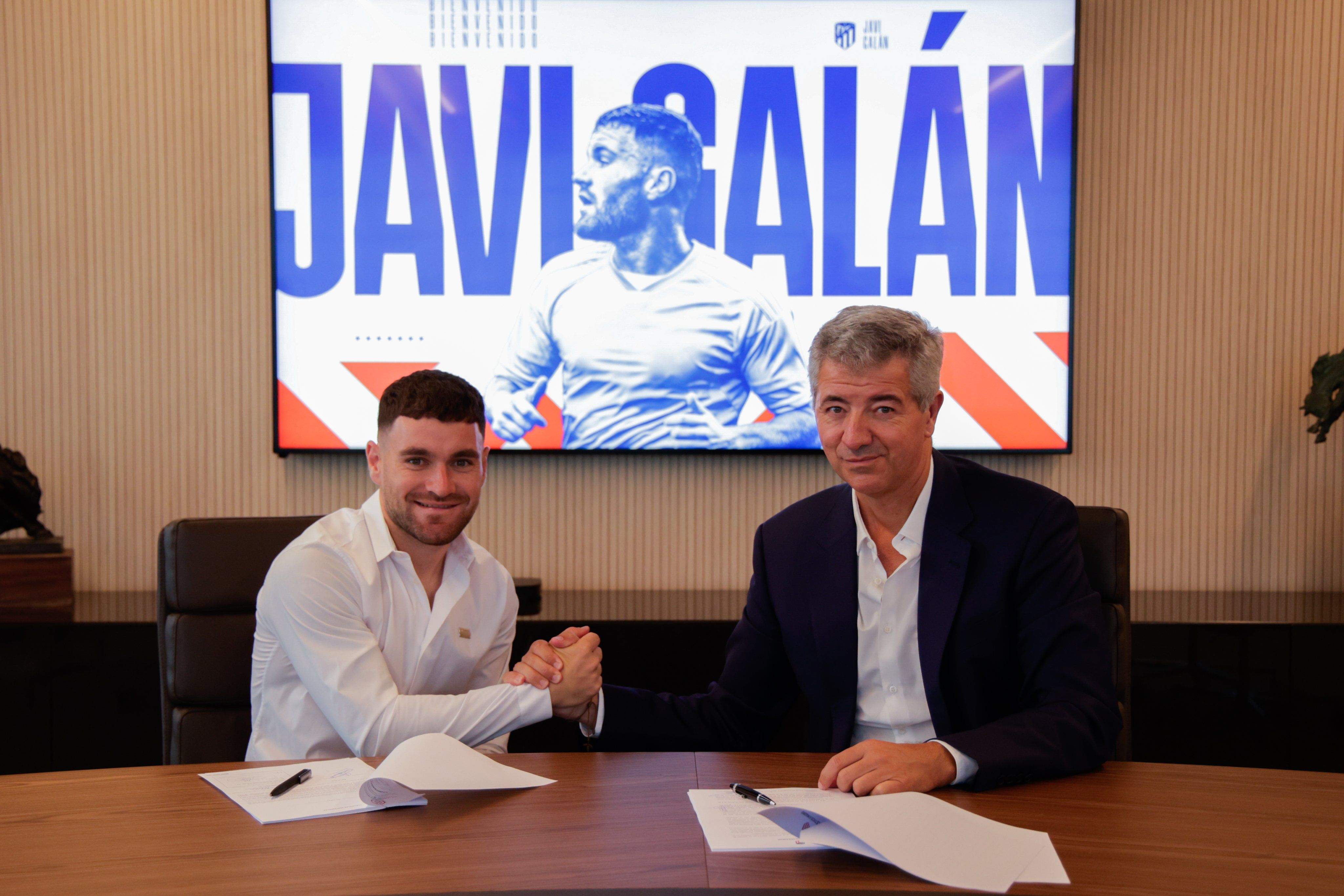 Javi Galán se da la mano con Miguel Ángel Gil Marín en la firma del contrato como nuevo jugador del Atlético de Madrid. Foto: Atlético de Madrid