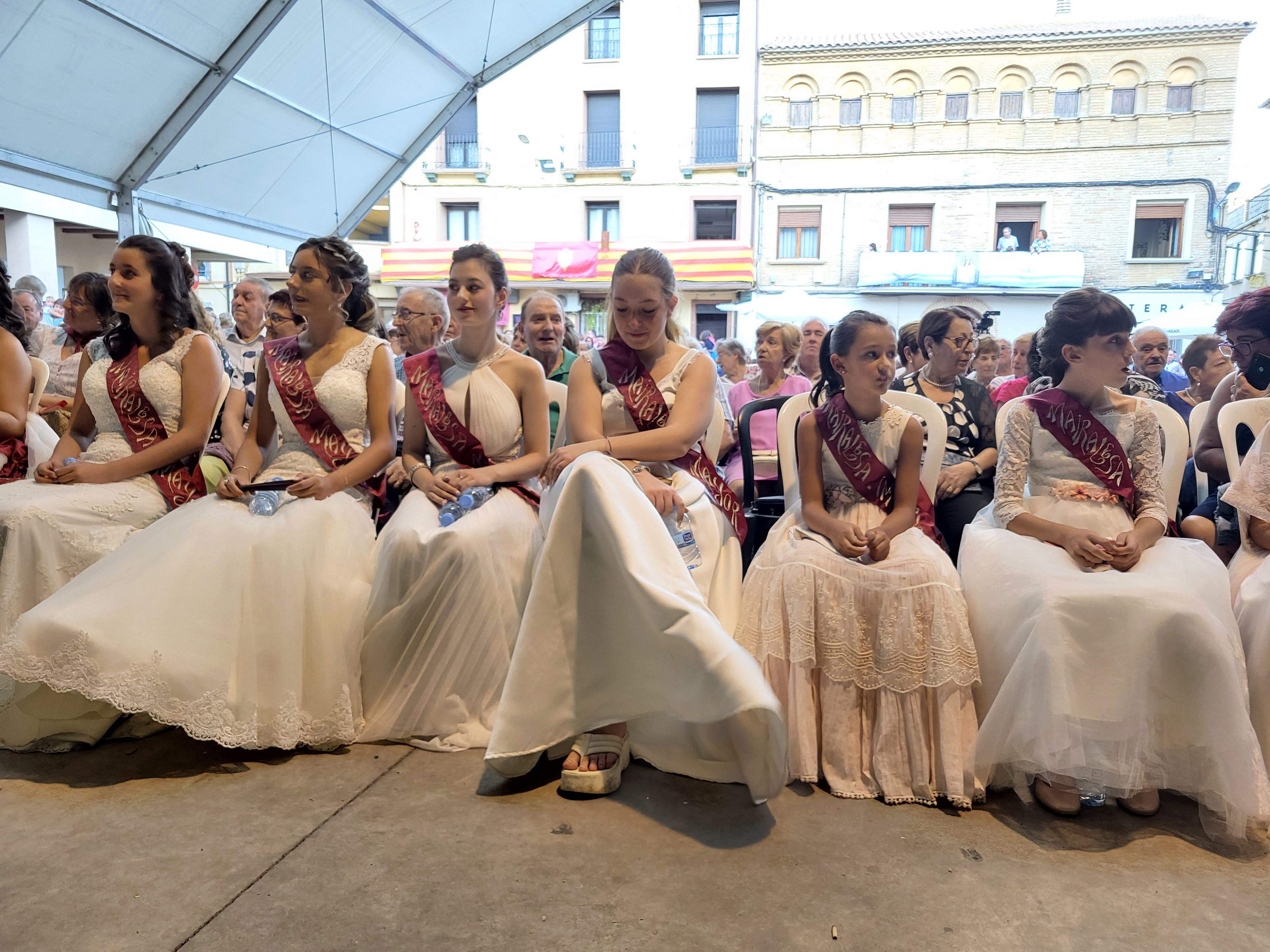 Lleno para ver a los danzantes de Almudévar. Foto Myriam Martínez