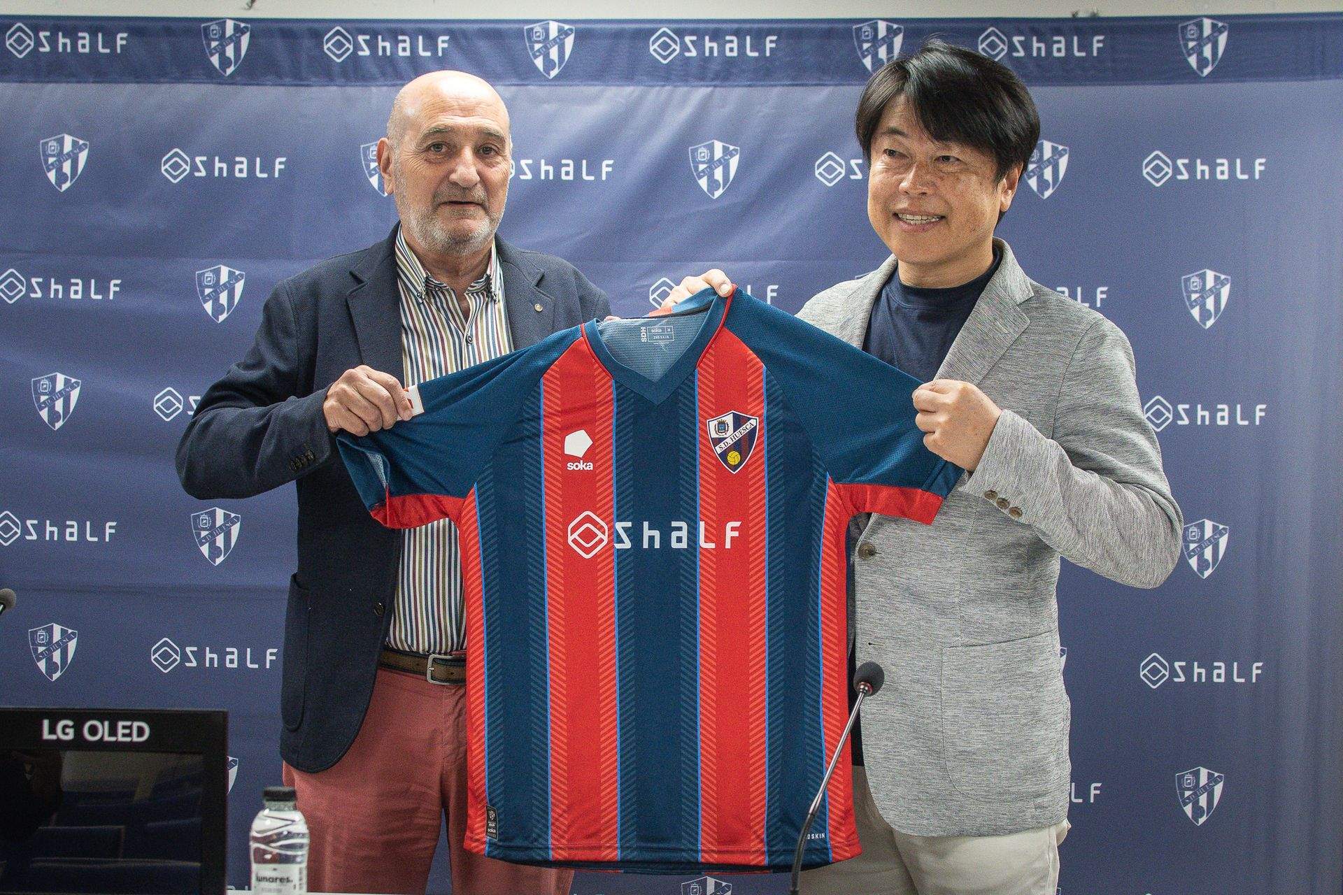 Fernando Callizo, presidente del Consejo de Administración del Huesca y Hiroaki Takada, CEO de Nihon Shalf. Foto. SDH