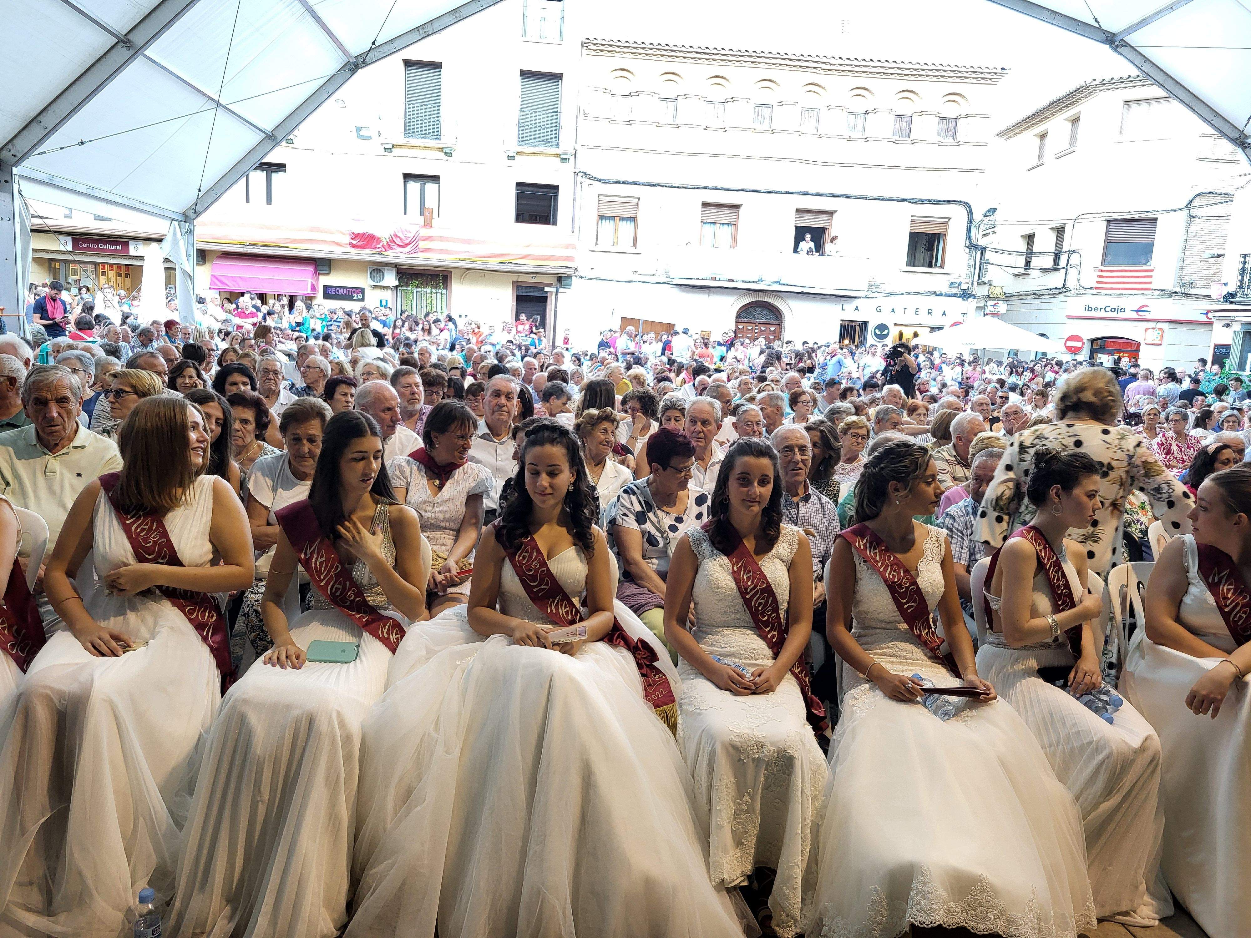 Lleno para ver a los danzantes de Almudévar. Foto Myriam Martínez