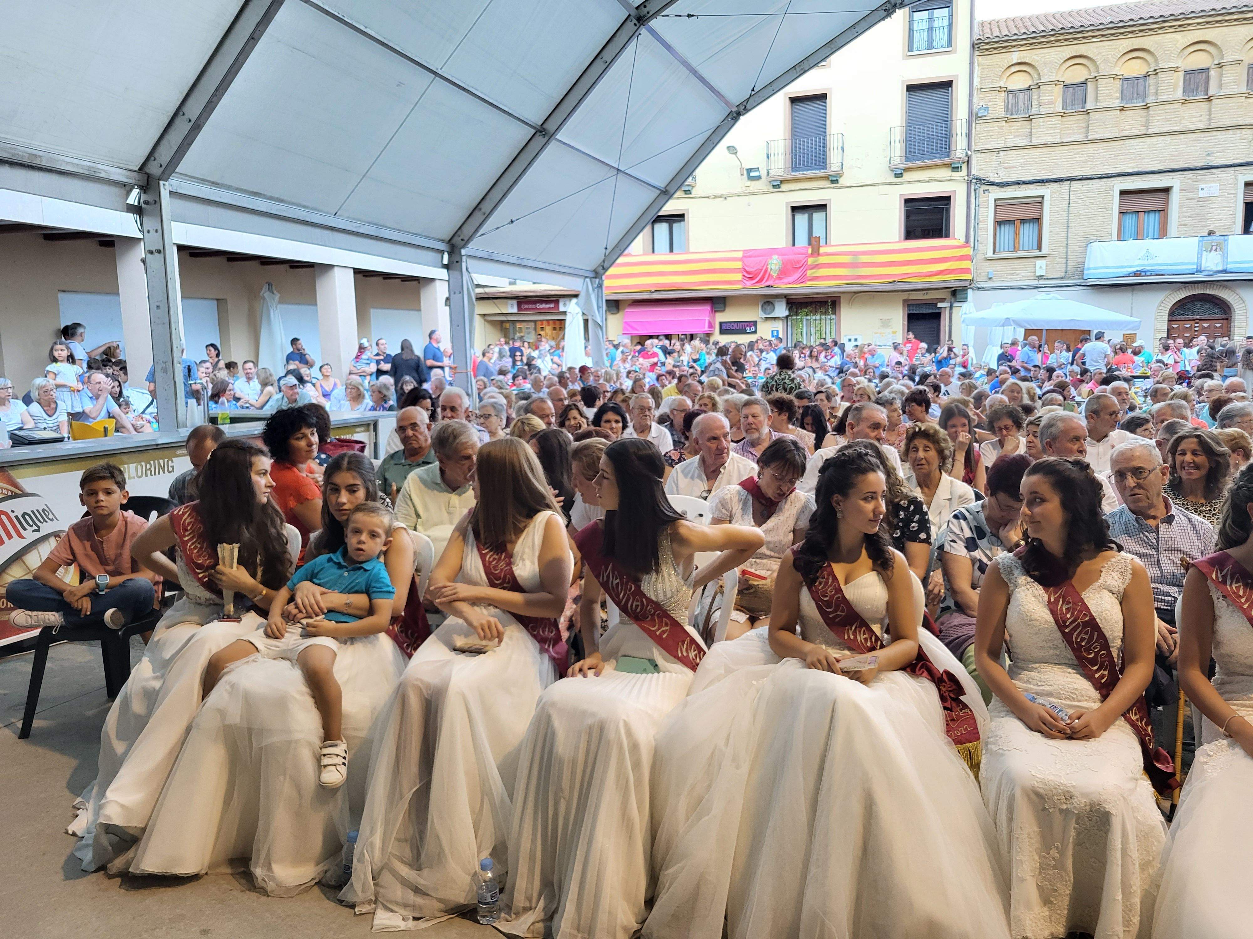 Lleno para ver a los danzantes de Almudévar. Foto Myriam Martínez