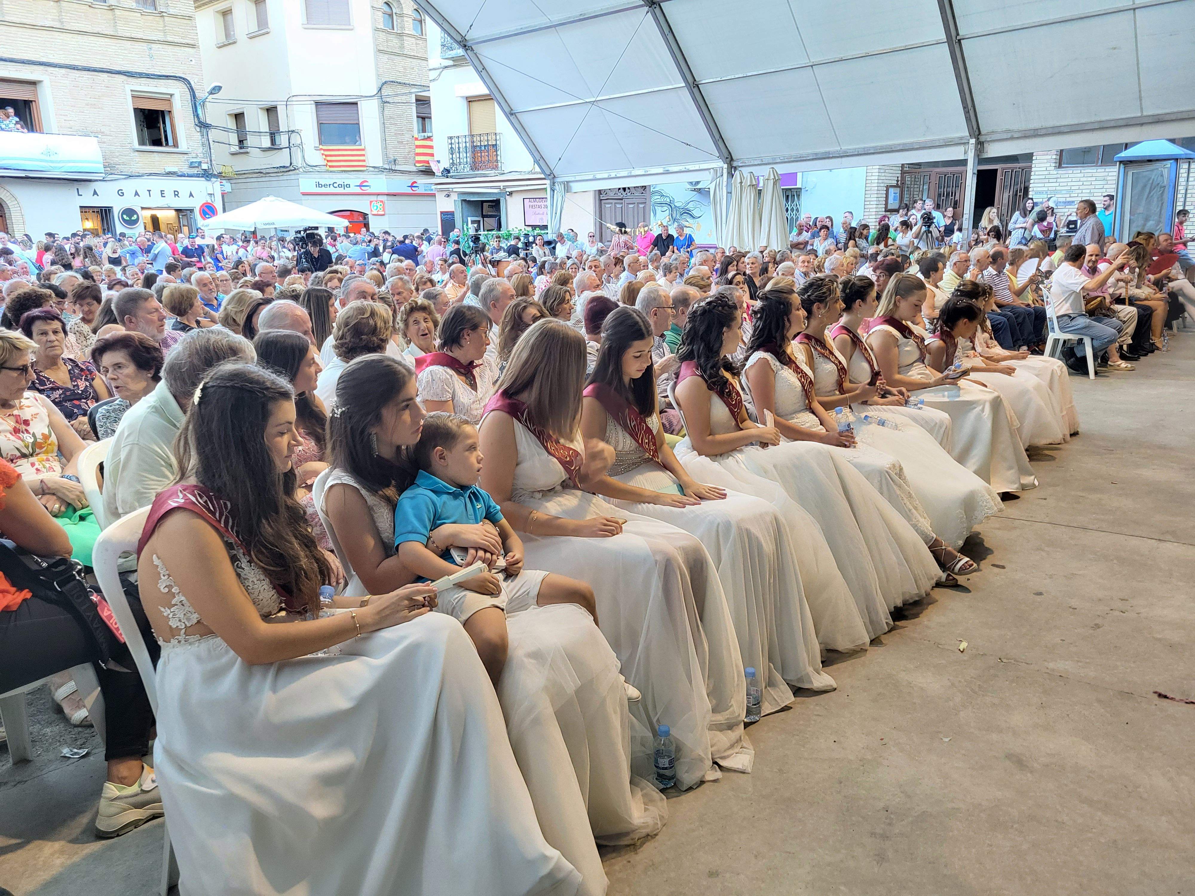Lleno para ver a los danzantes de Almudévar. Foto Myriam Martínez