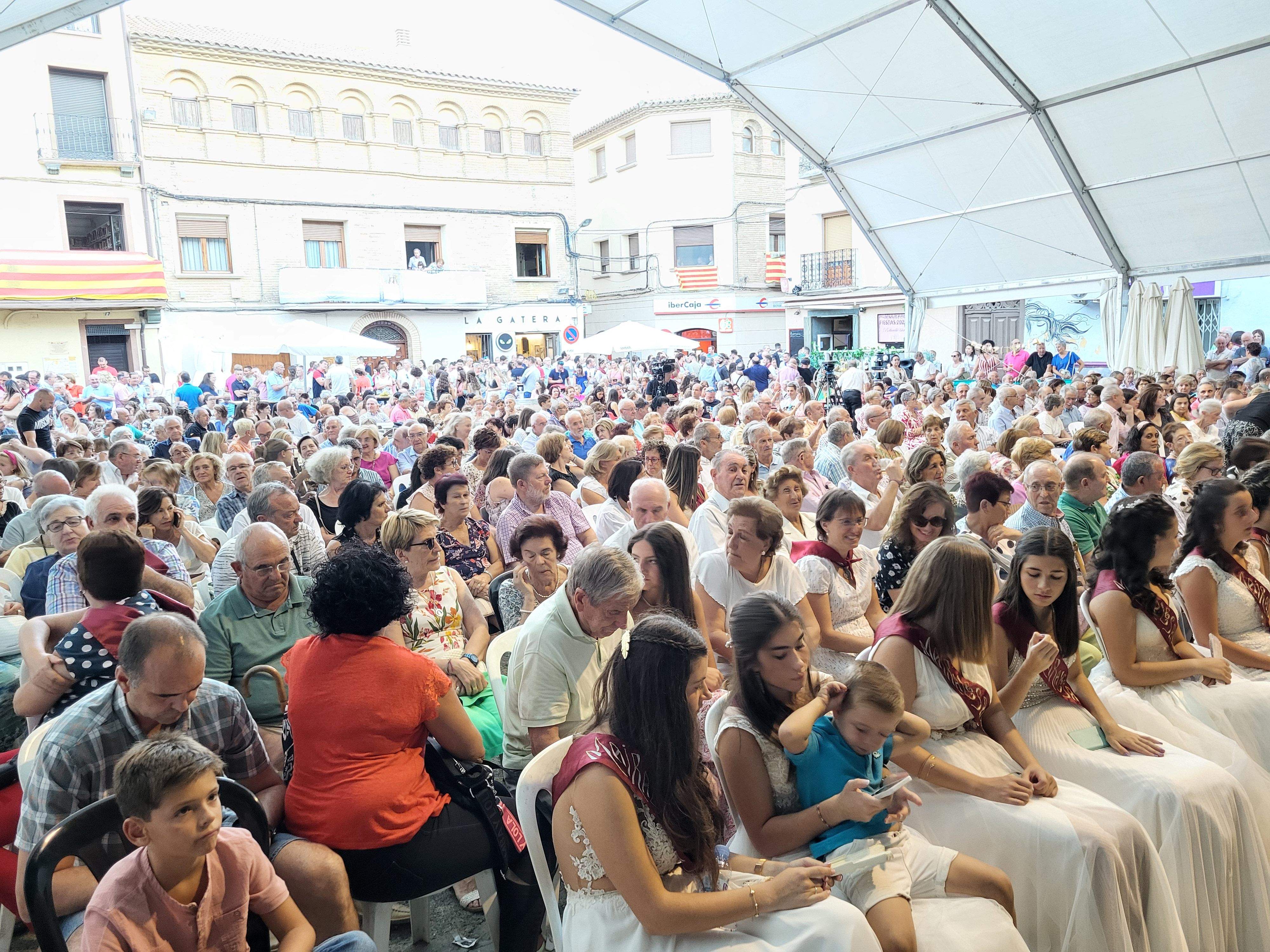 Lleno para ver a los danzantes de Almudévar. Foto Myriam Martínez