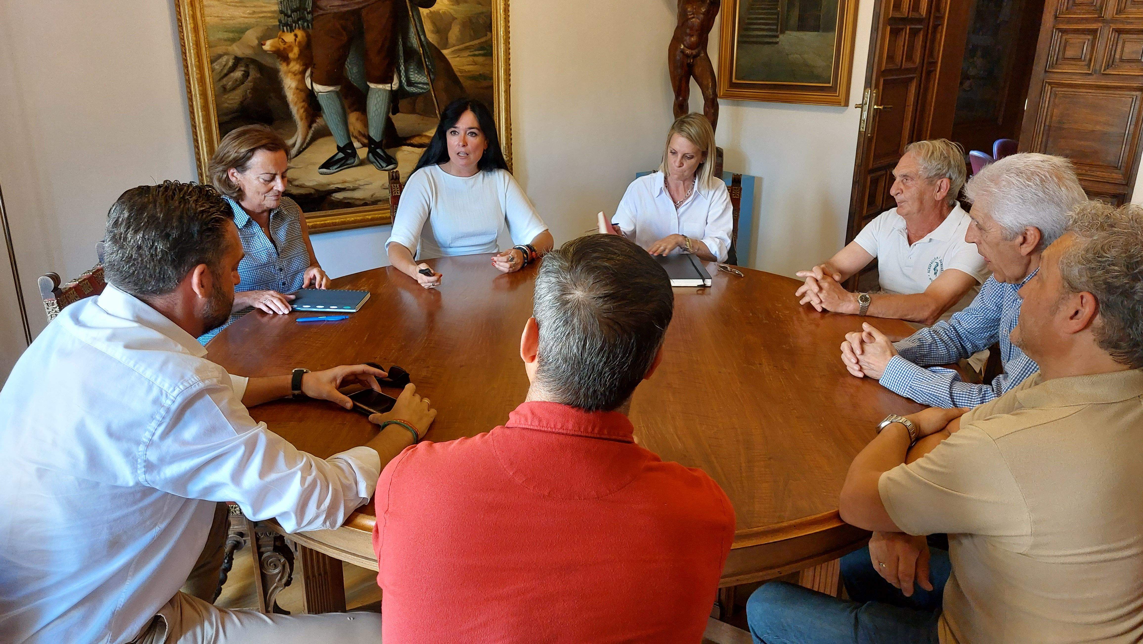 El Ayuntamiento ha mantenido un encuentro con miembros de la Junta de los Danzantes.