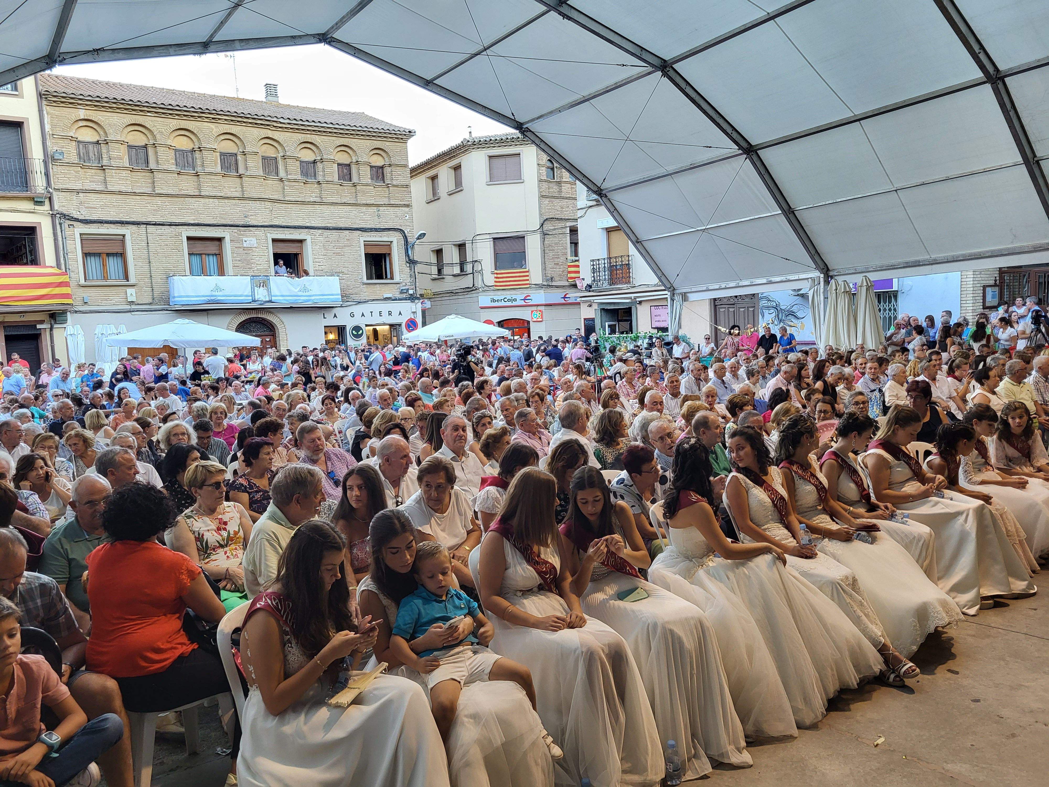 Lleno para ver a los danzantes de Almudévar. Foto Myriam Martínez 