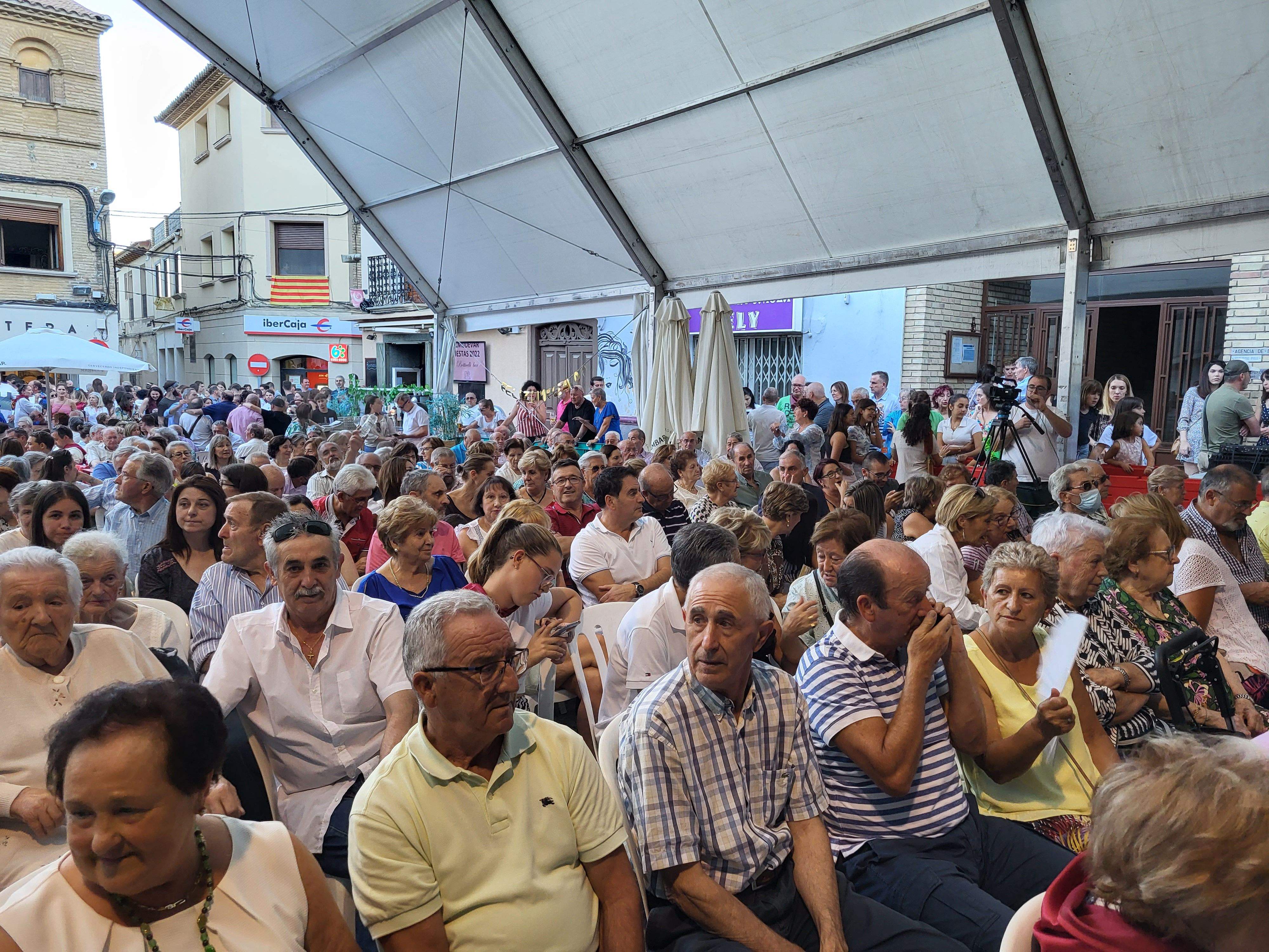 Lleno para ver a los danzantes de Almudévar. Foto Myriam Martínez