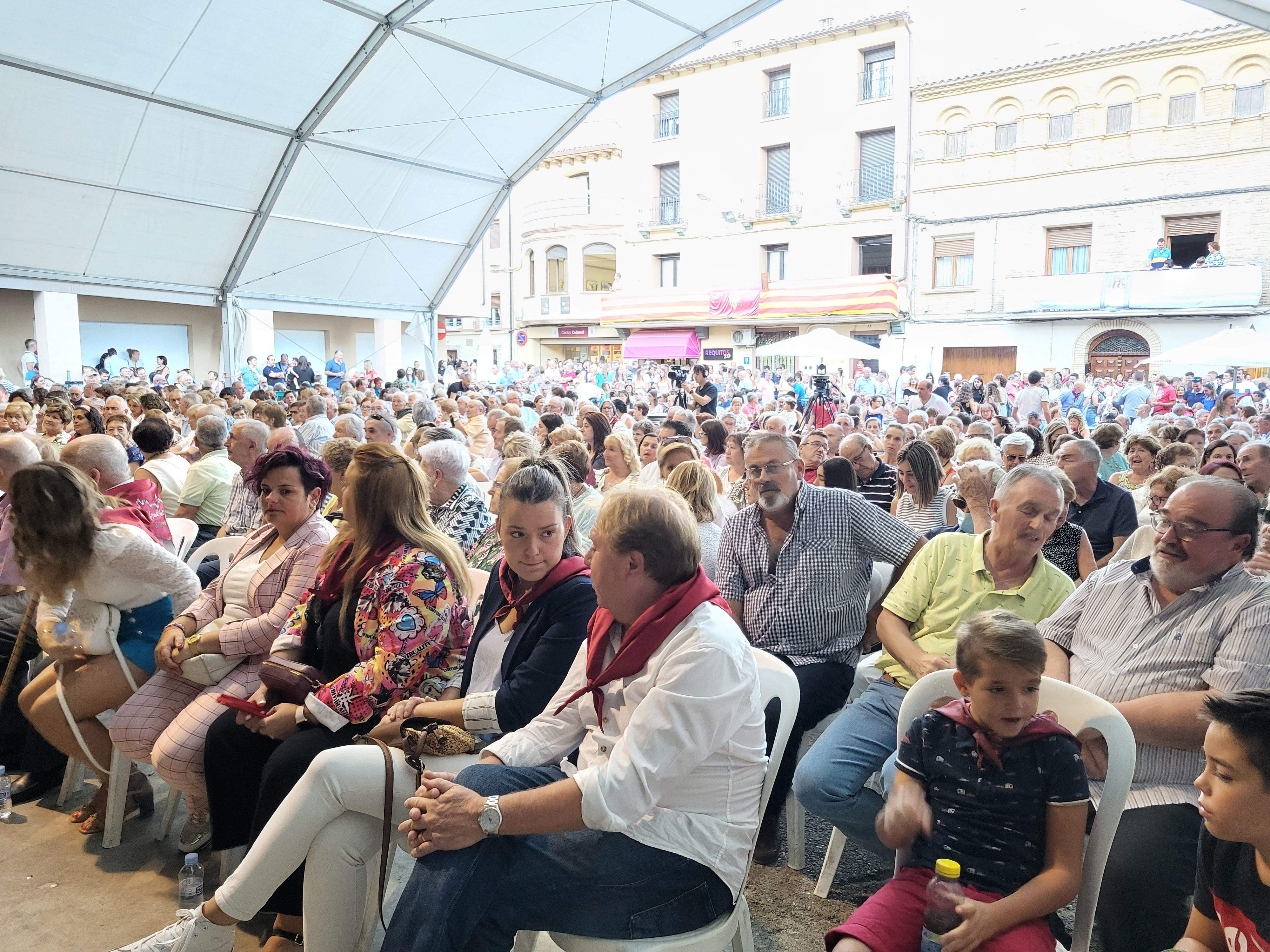 Lleno para ver a los danzantes de Almudévar. Foto Myriam Martínez 