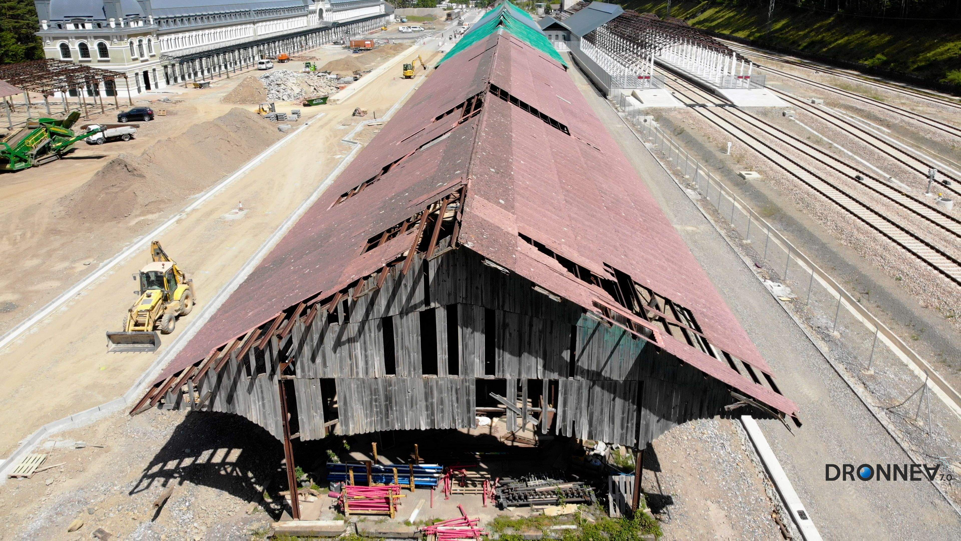 Y, sin embargo, nuestra existencia necesita leyendas. El dron da fe. Cada domingo, una… o las que hagan falta. A vista de ese pájaro con ojo avizor.
