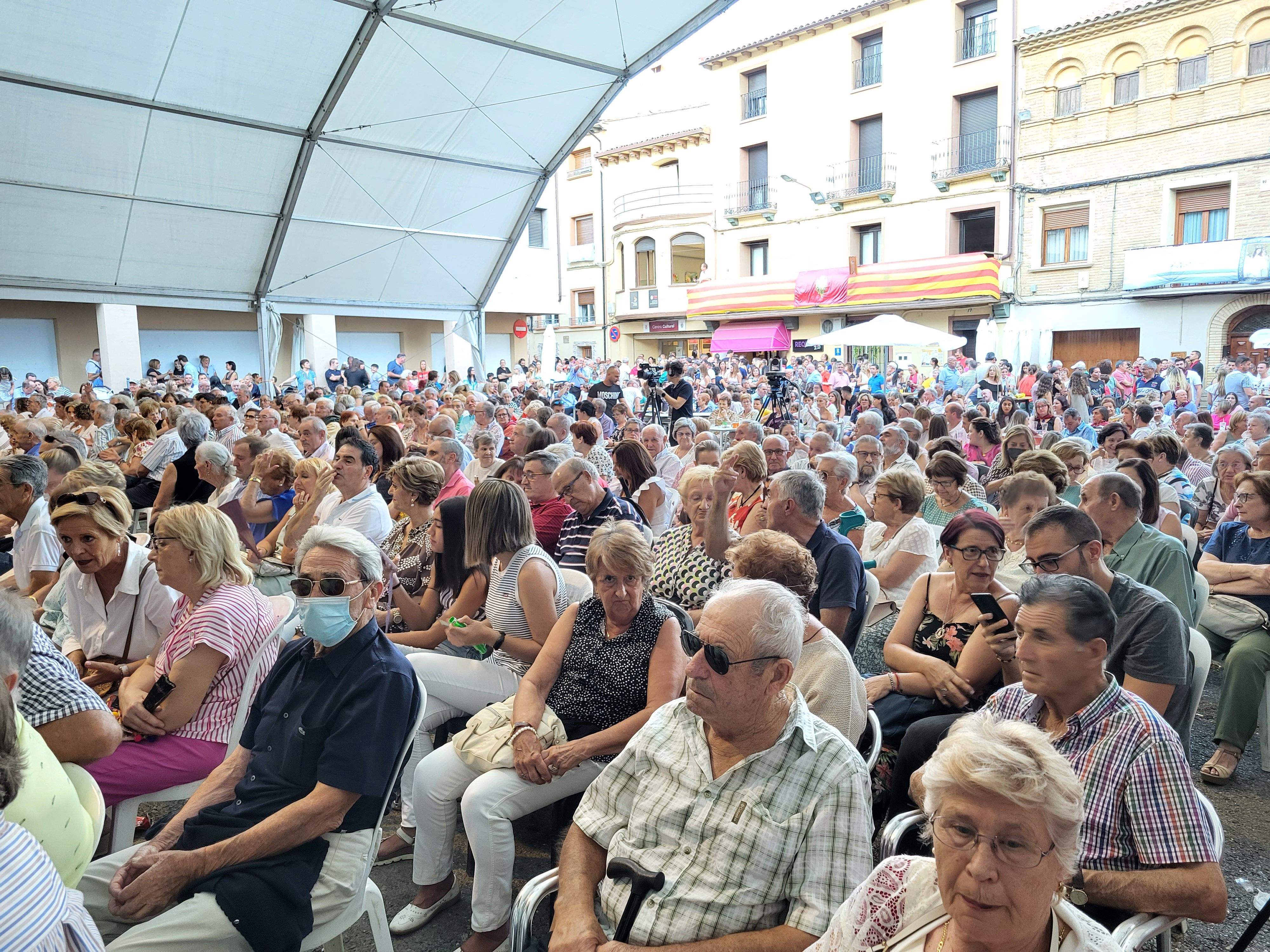 Lleno para ver a los danzantes de Almudévar. Foto Myriam Martínez