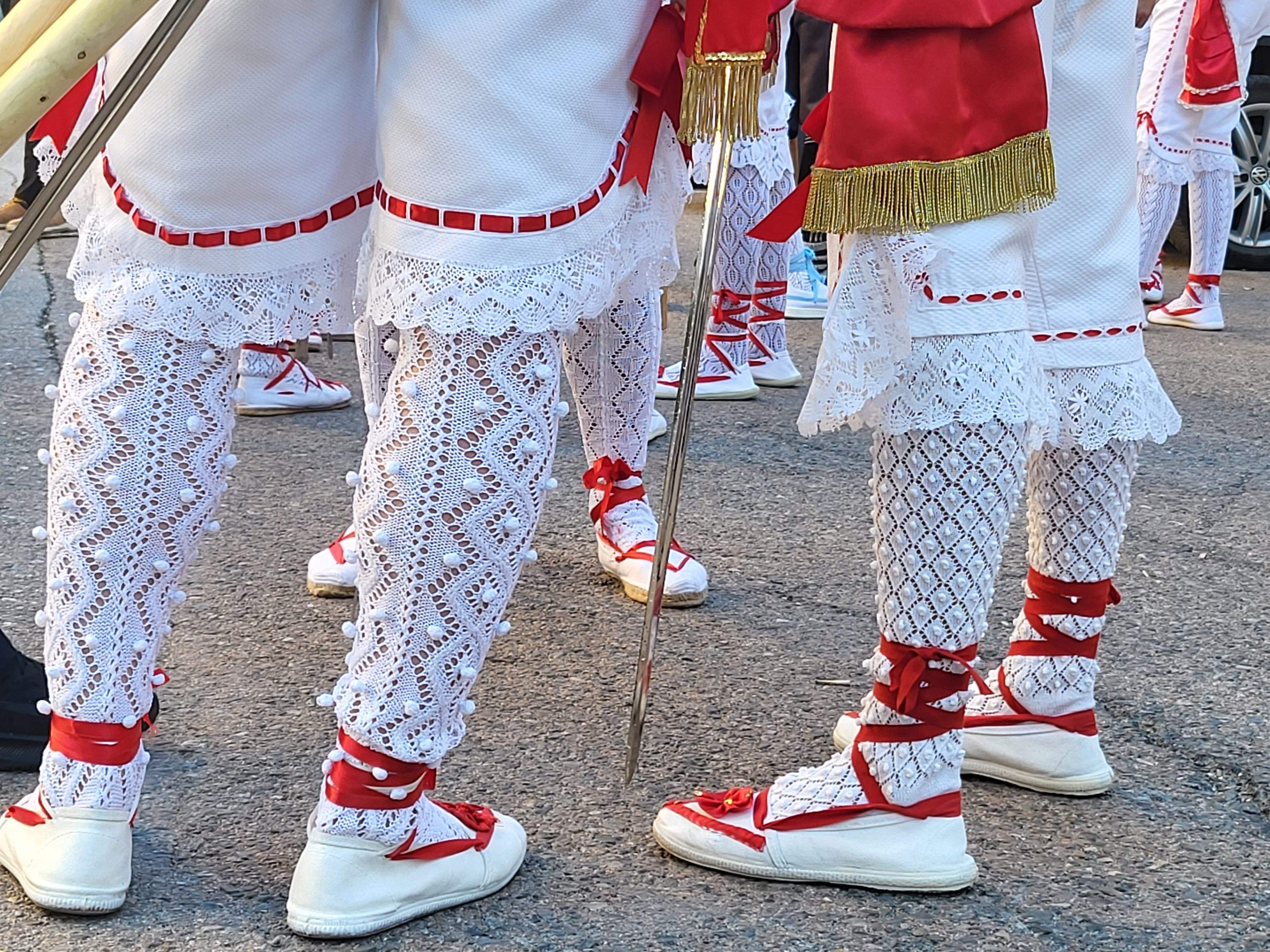 Los danzantes y la Banda de Música de Almudévar. Foto Myriam Martínez