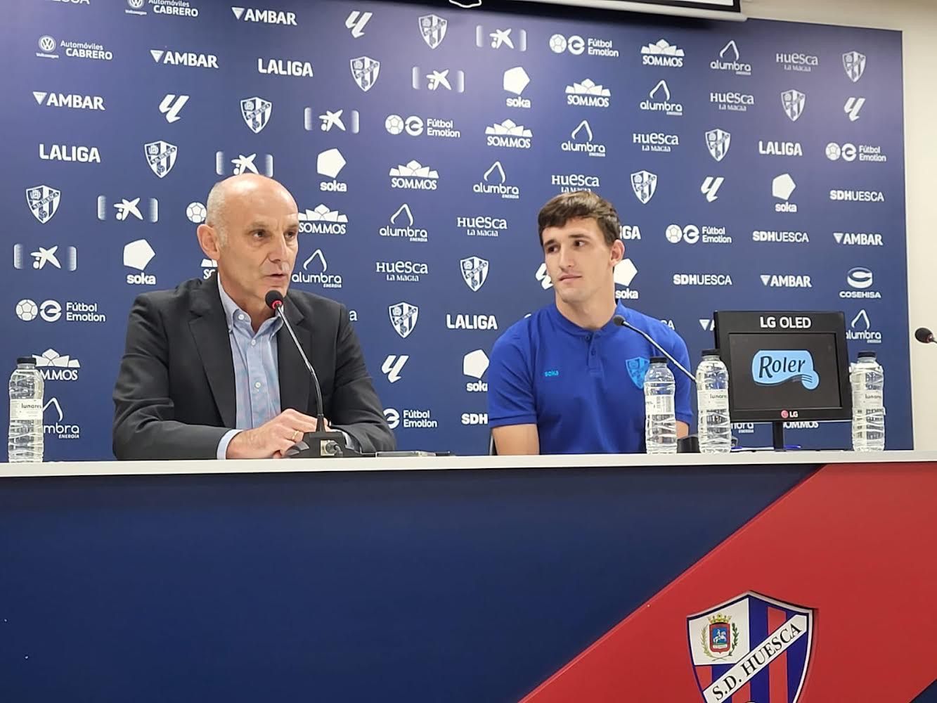 Ángel Martín González, junto a Iker Kortajarena en la sala de prensa de El Alcoraz. Foto: A. Mora