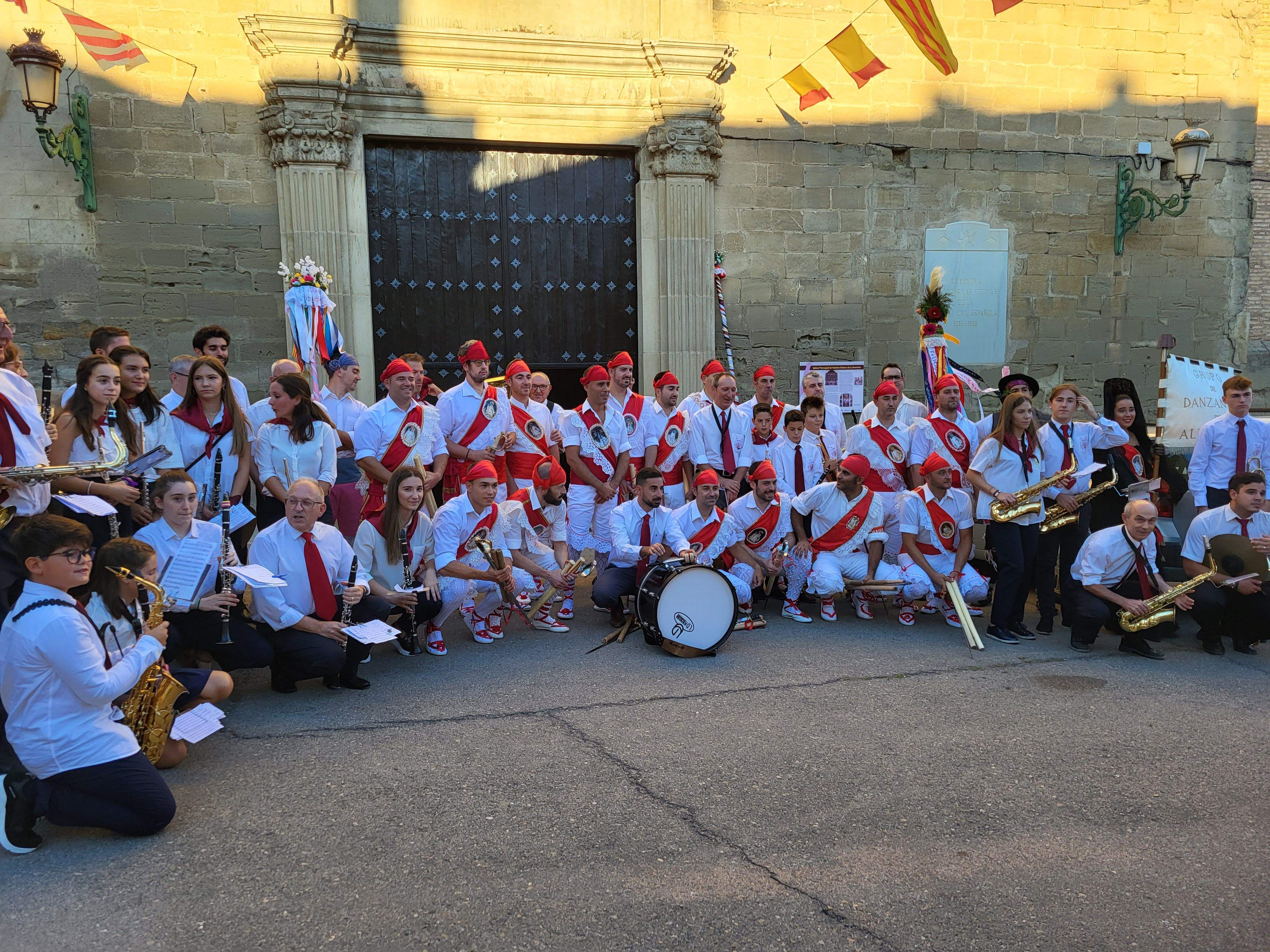 Los danzantes y la Banda de Música de Almudévar. Foto Myriam Martínez