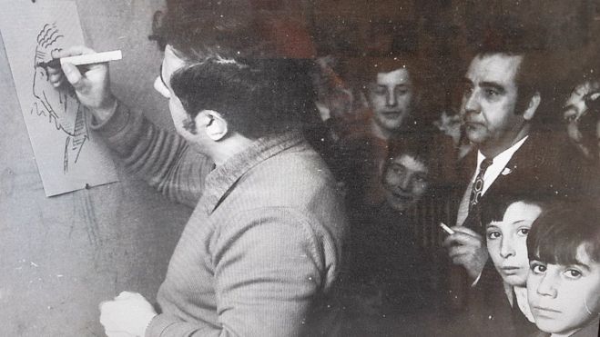 Alejandro Brioso, destacado acuarelista ycaricaturista en plena faena haciendo su trabajo con Paco Gilete, en laFiesta de la Unión de los antiguos alumnos en 1972