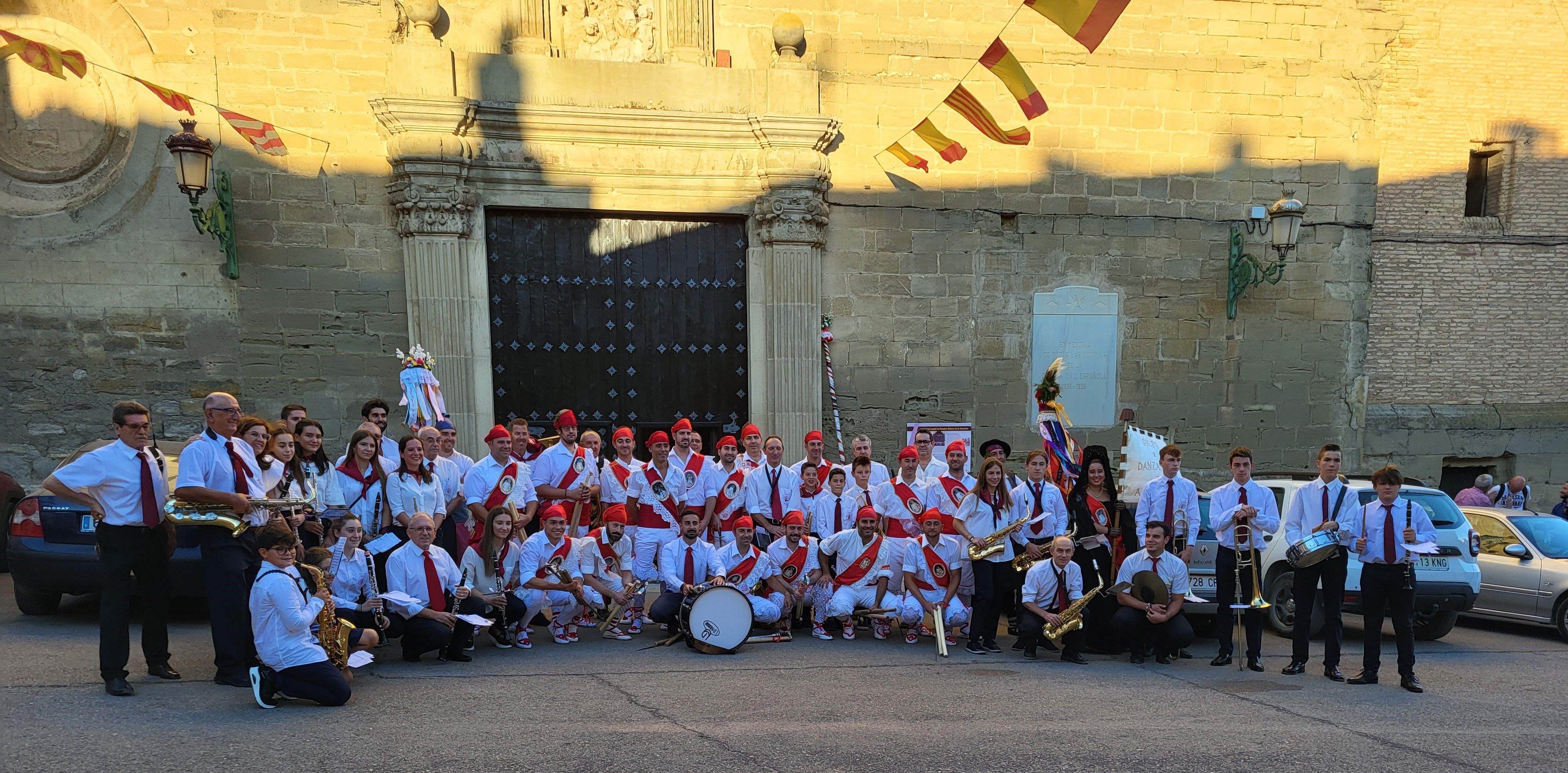 Los danzantes y la Banda de Música de Almudévar. Foto Myriam Martínez