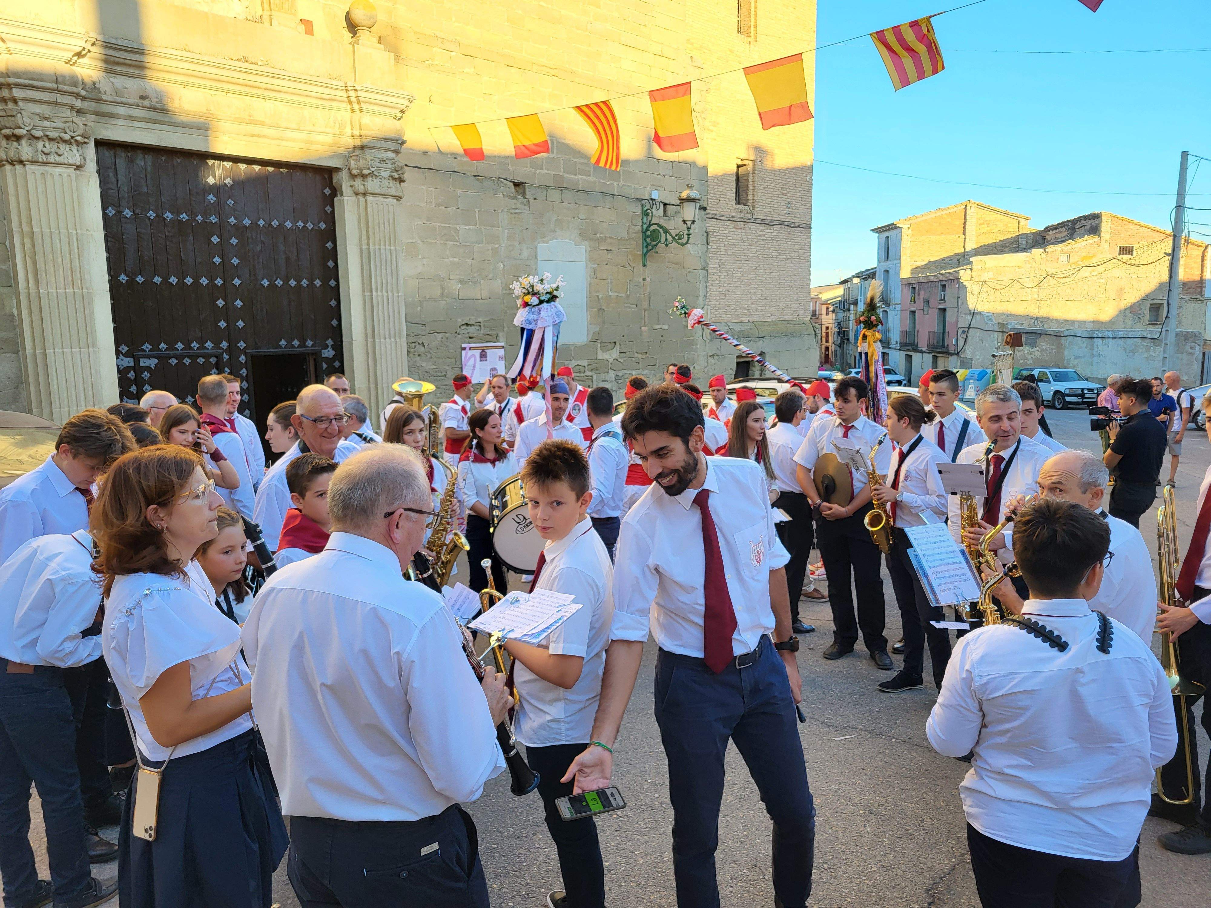 Los danzantes y la Banda de Música de Almudévar. Foto Myriam Martínez