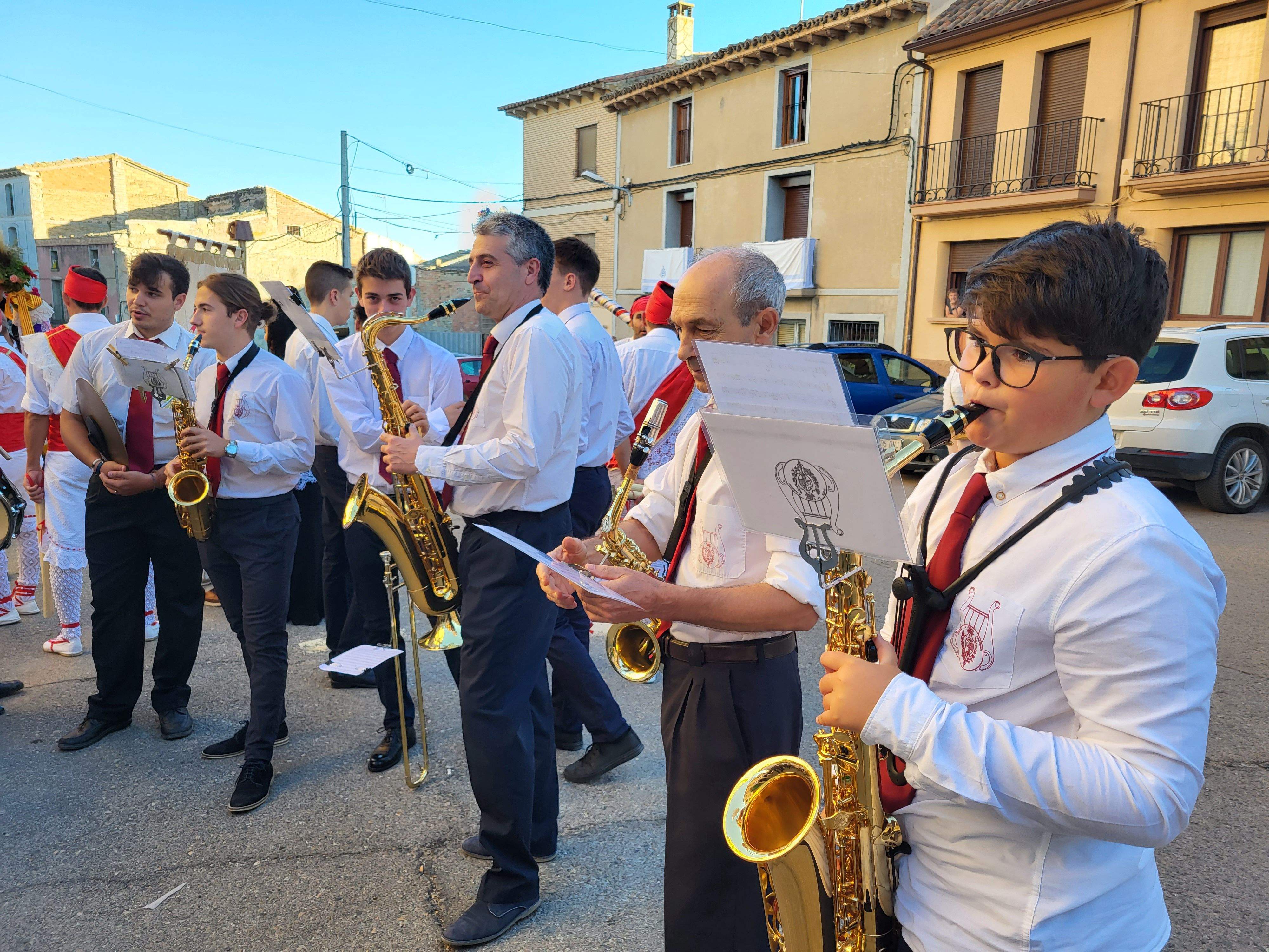 Los danzantes y la Banda de Música de Almudévar. Foto Myriam Martínez