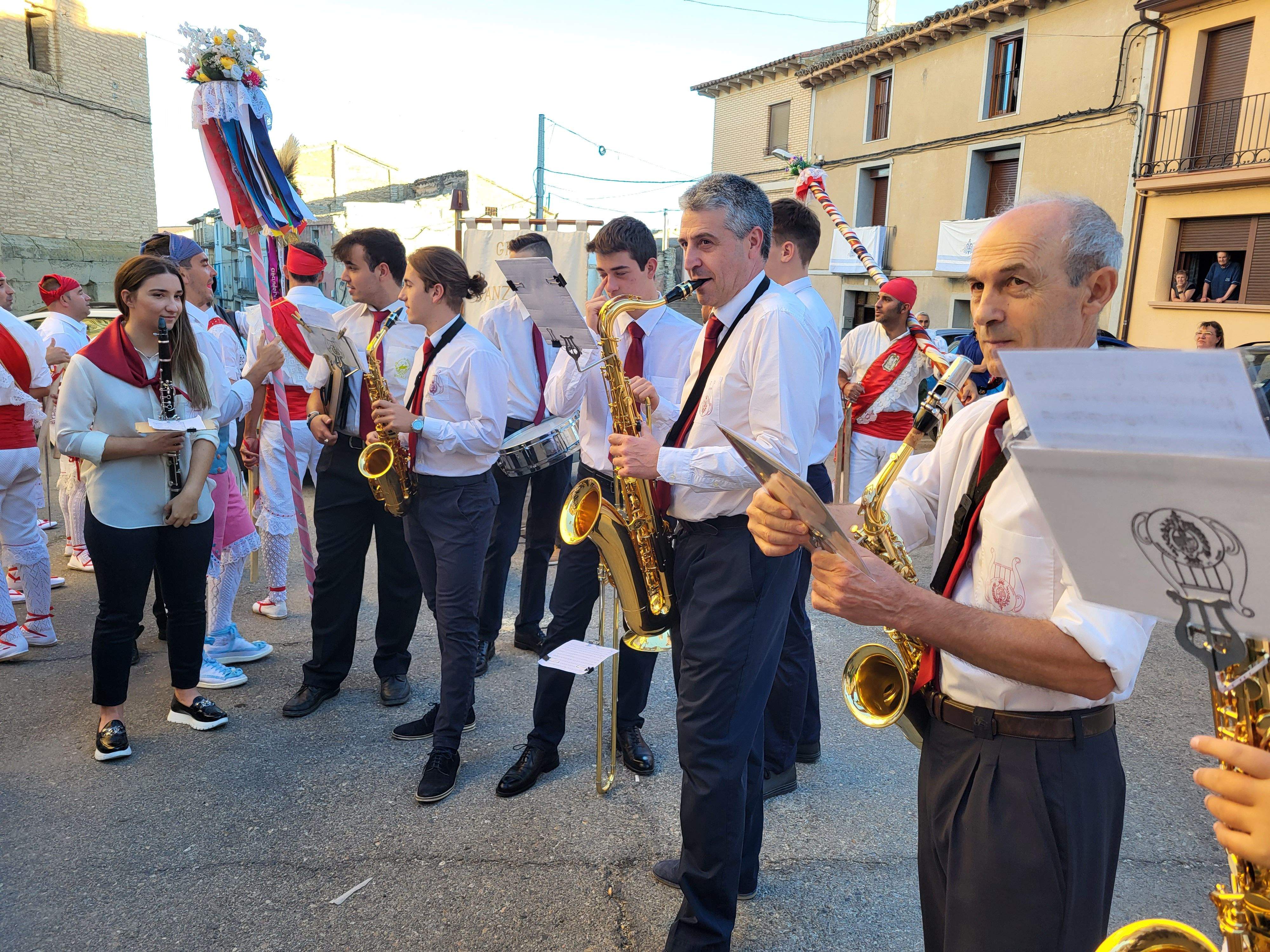 Los danzantes y la Banda de Música de Almudévar. Foto Myriam Martínez