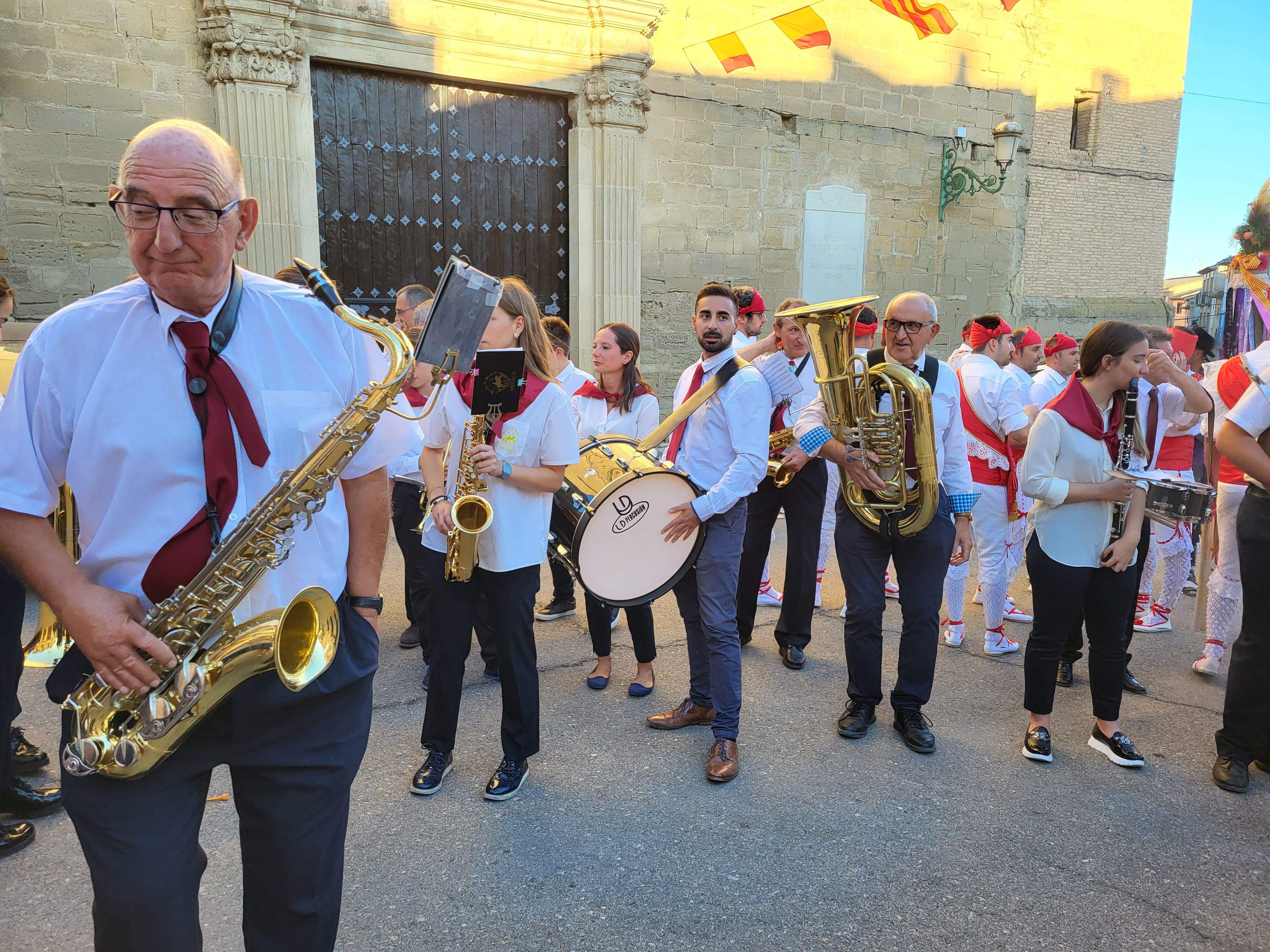 Los danzantes y la Banda de Música de Almudévar. Foto Myriam Martínez
