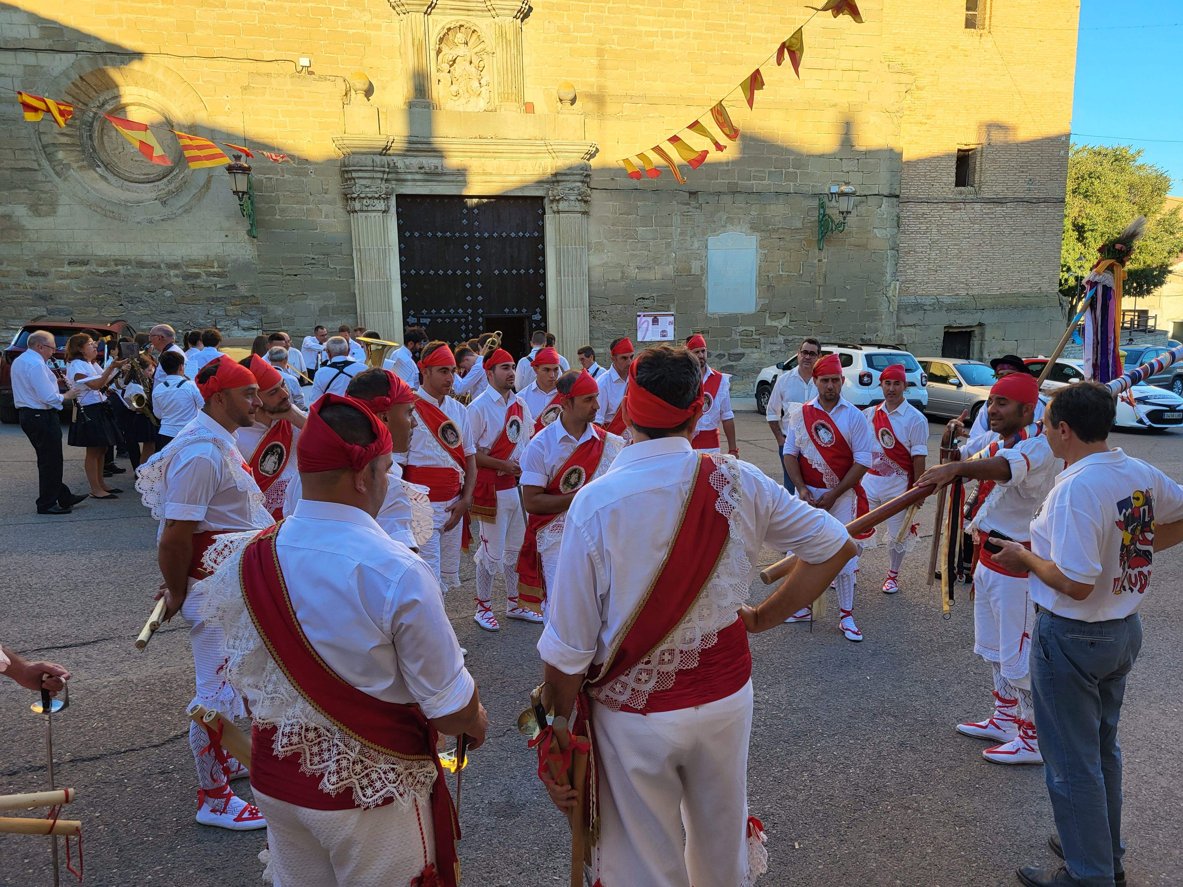 Los danzantes y la Banda de Música de Almudévar. Foto Myriam Martínez