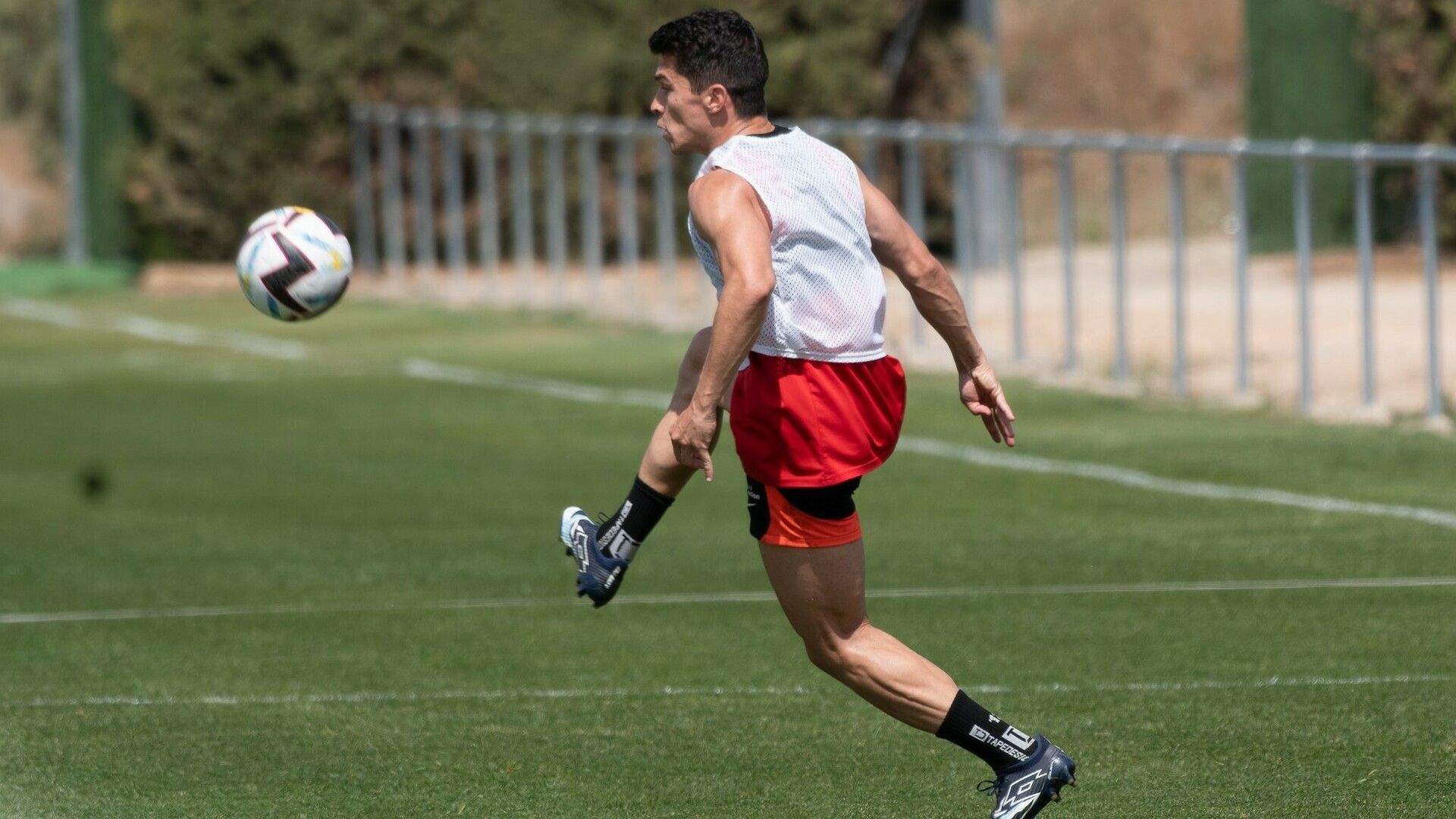 Juanjo Nieto, jugador del Huesca, en un entrenamiento en la Base Aragonesa de Fútbol. Foto: SDH