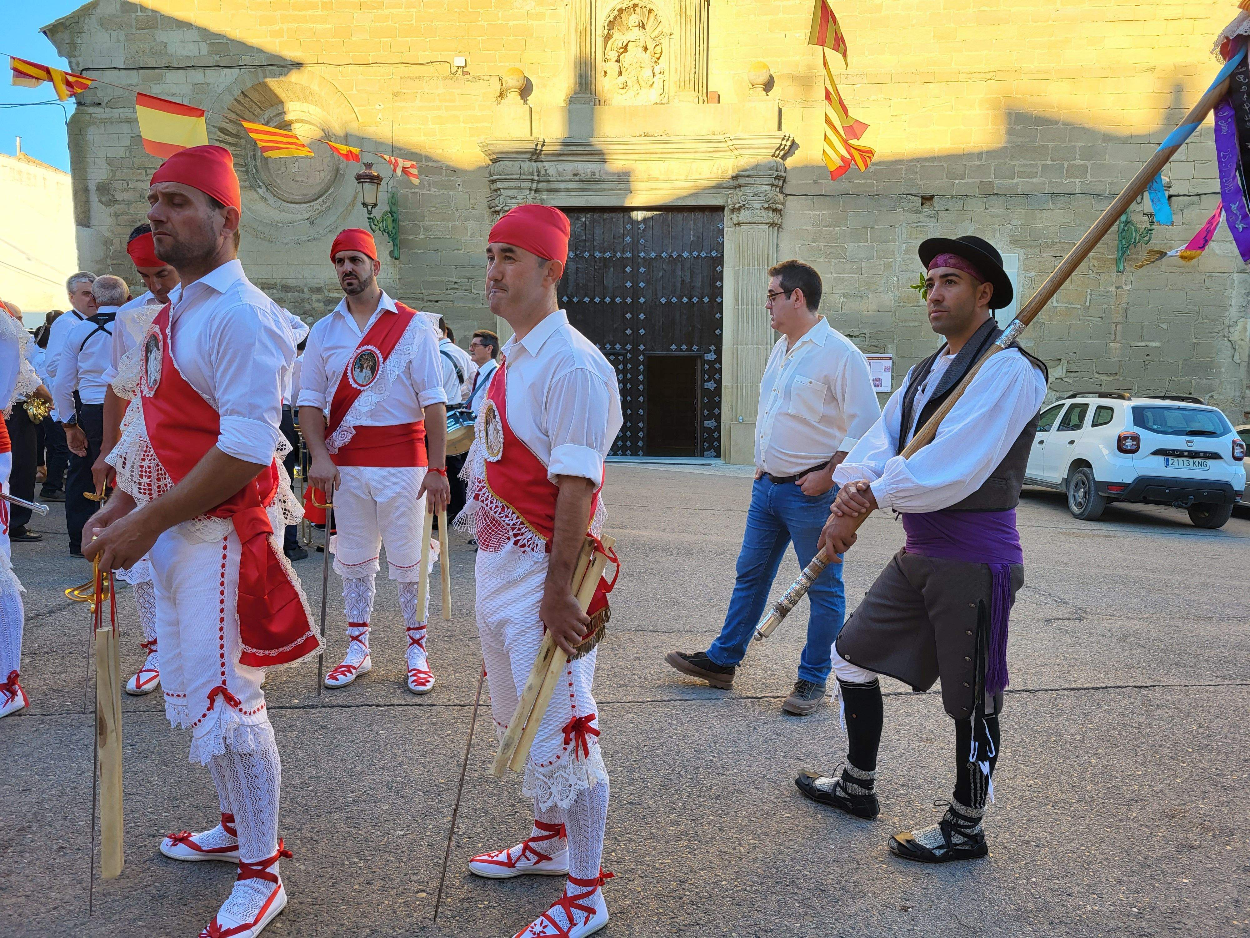 Los danzantes y la Banda de Música de Almudévar. Foto Myriam Martínez
