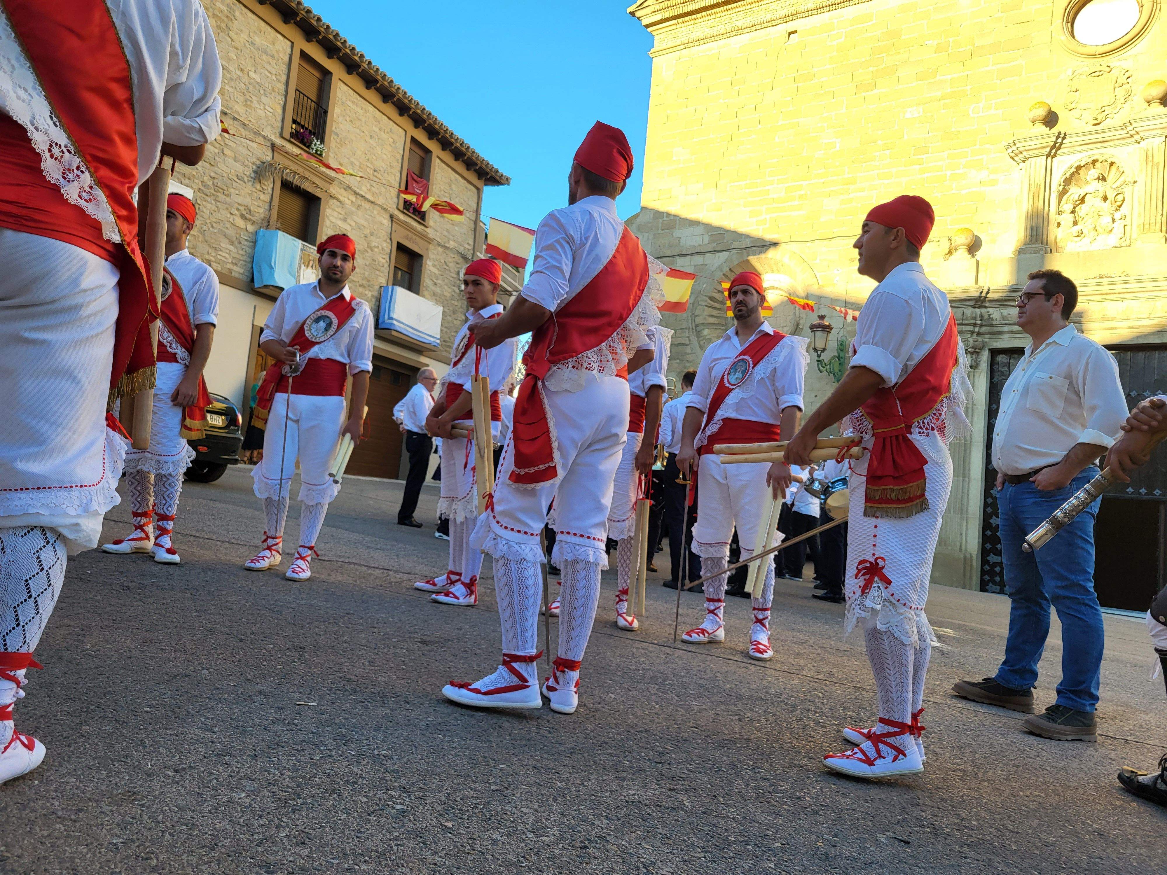 Los danzantes y la Banda de Música de Almudévar. Foto Myriam Martínez
