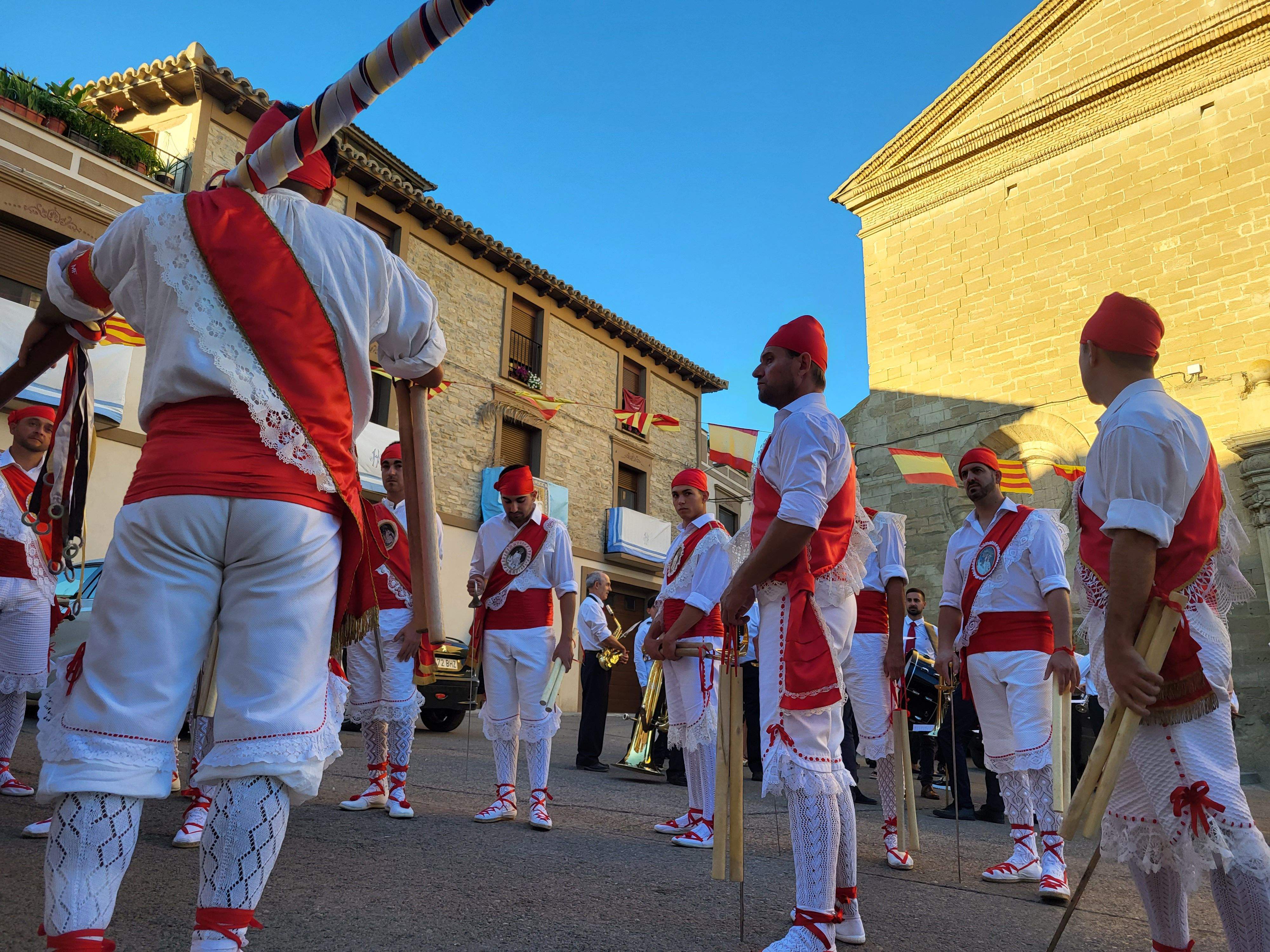Los danzantes y la Banda de Música de Almudévar. Foto Myriam Martínez